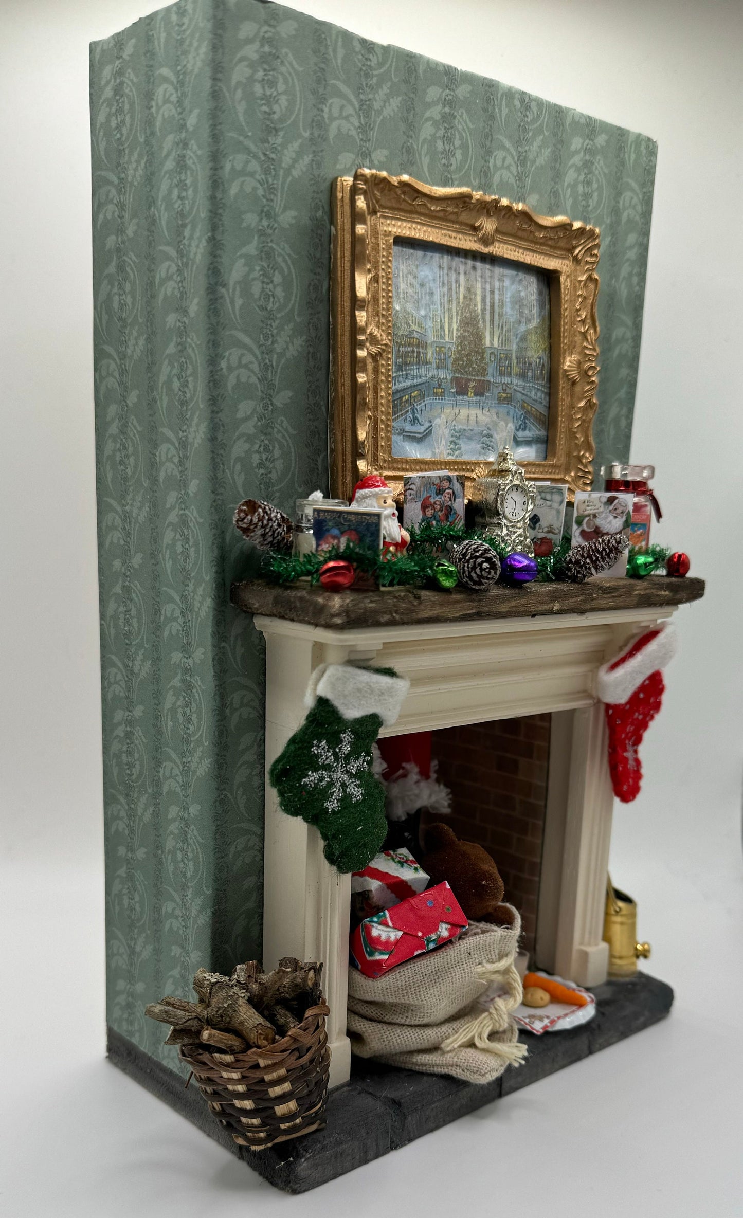 DOLLS HOUSE MINIATURES - 1/12th scale (1 inch) Santa got stuck up the Chimney