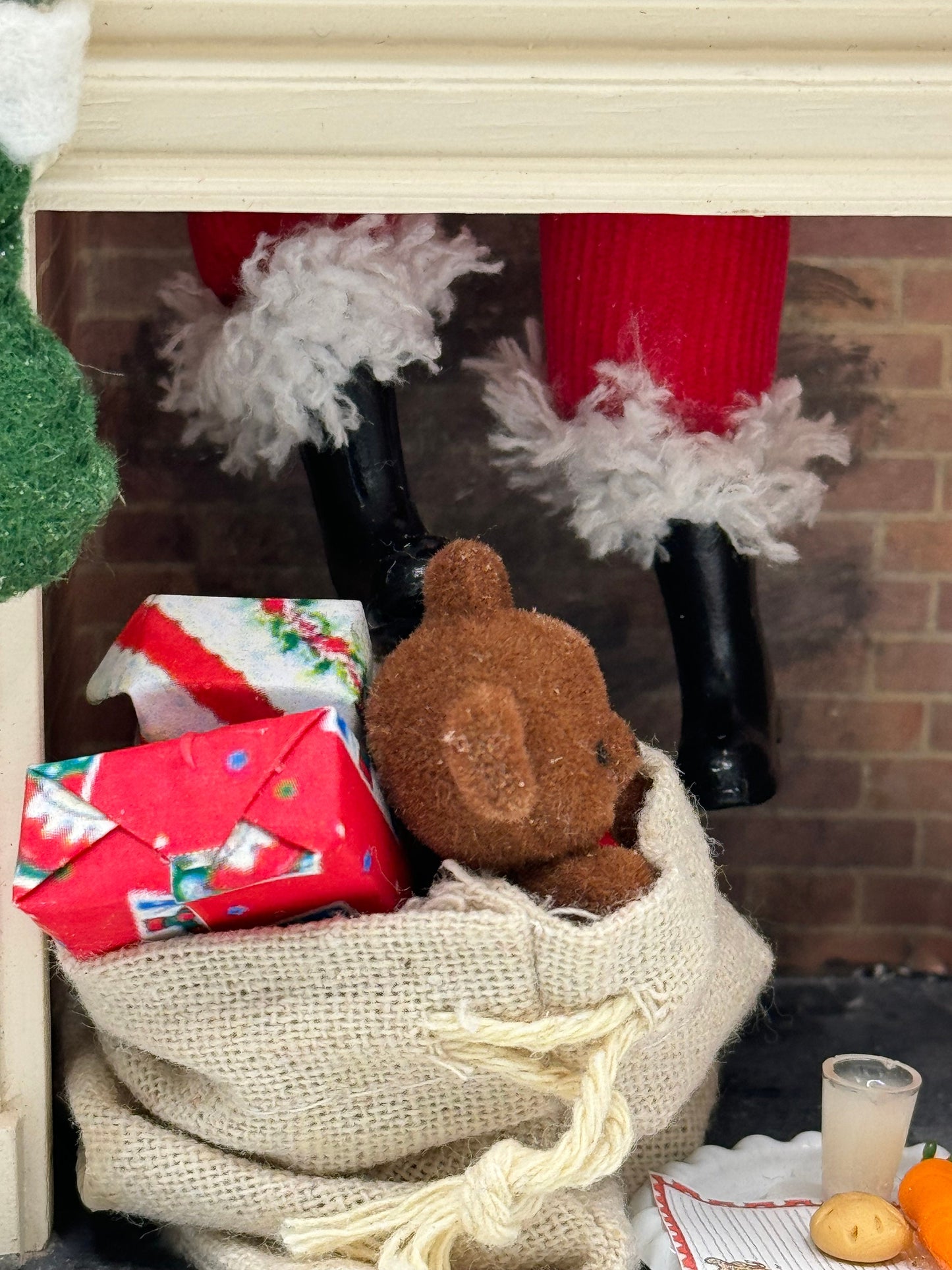 DOLLS HOUSE MINIATURES - 1/12th scale (1 inch) Santa got stuck up the Chimney
