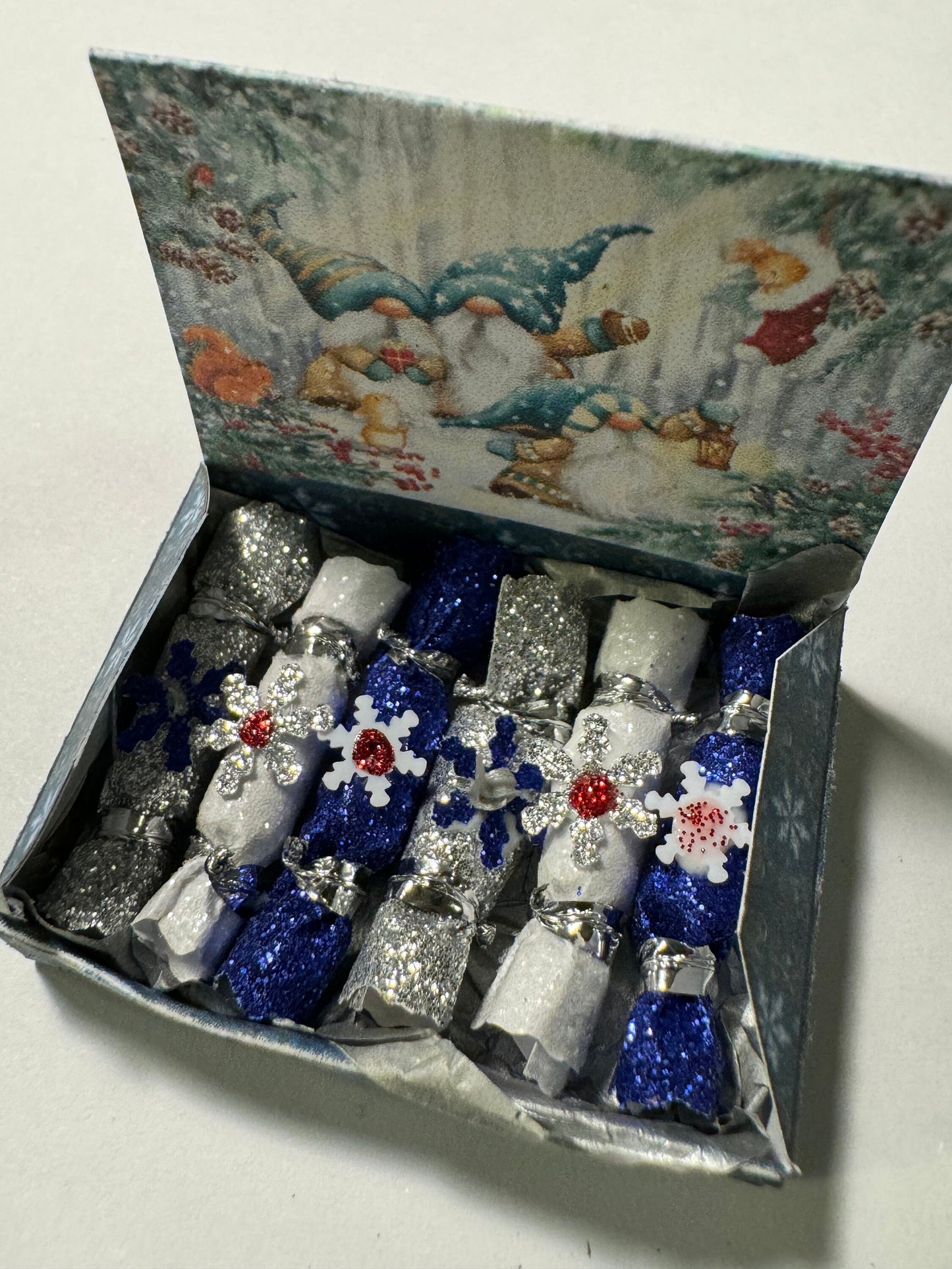 DOLLS HOUSE MINIATURES - 1/12th scale (1 inch) christmas crackers in box  (6 options)