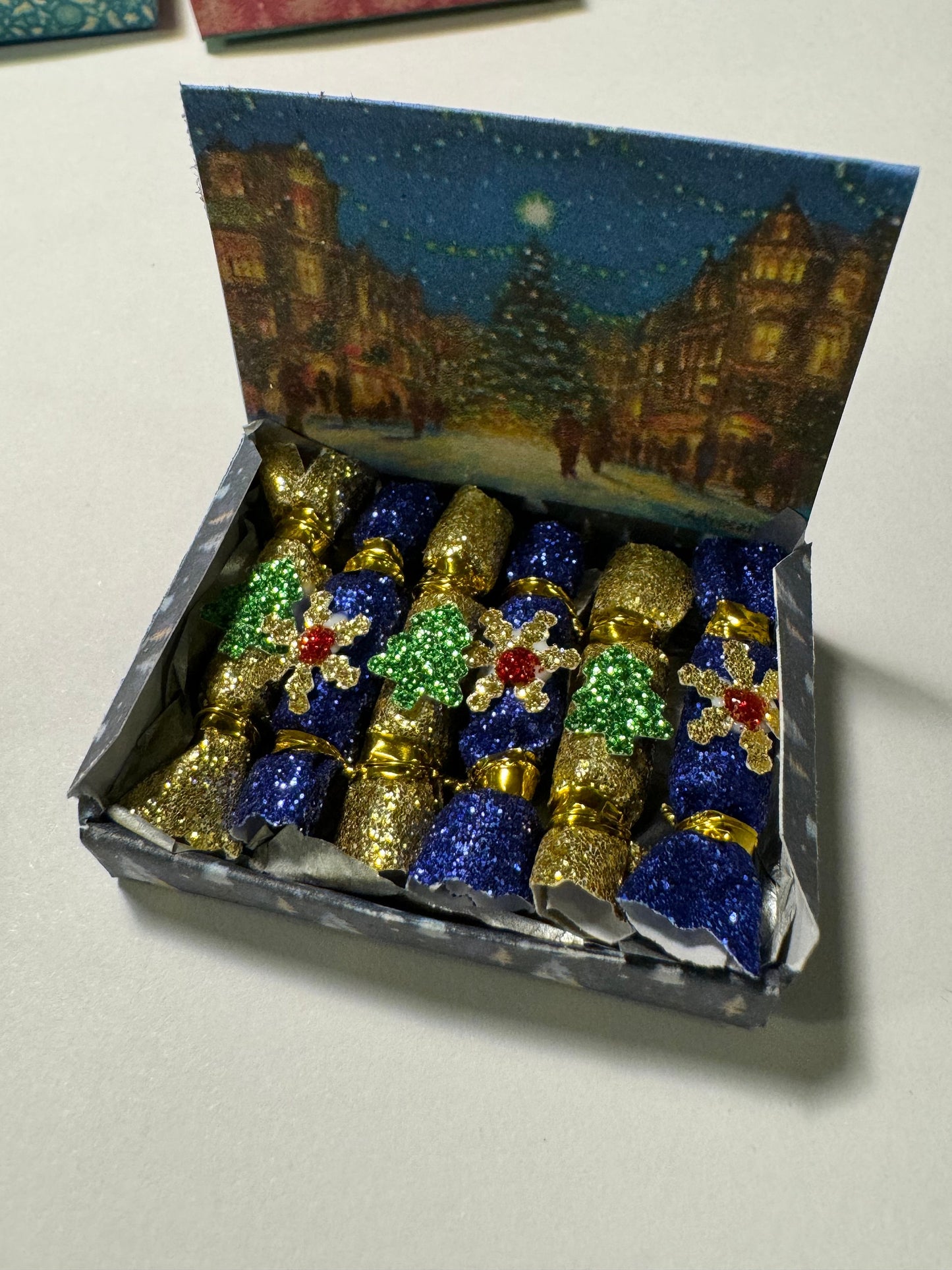 DOLLS HOUSE MINIATURES - 1/12th scale (1 inch) christmas crackers in box  (6 options)