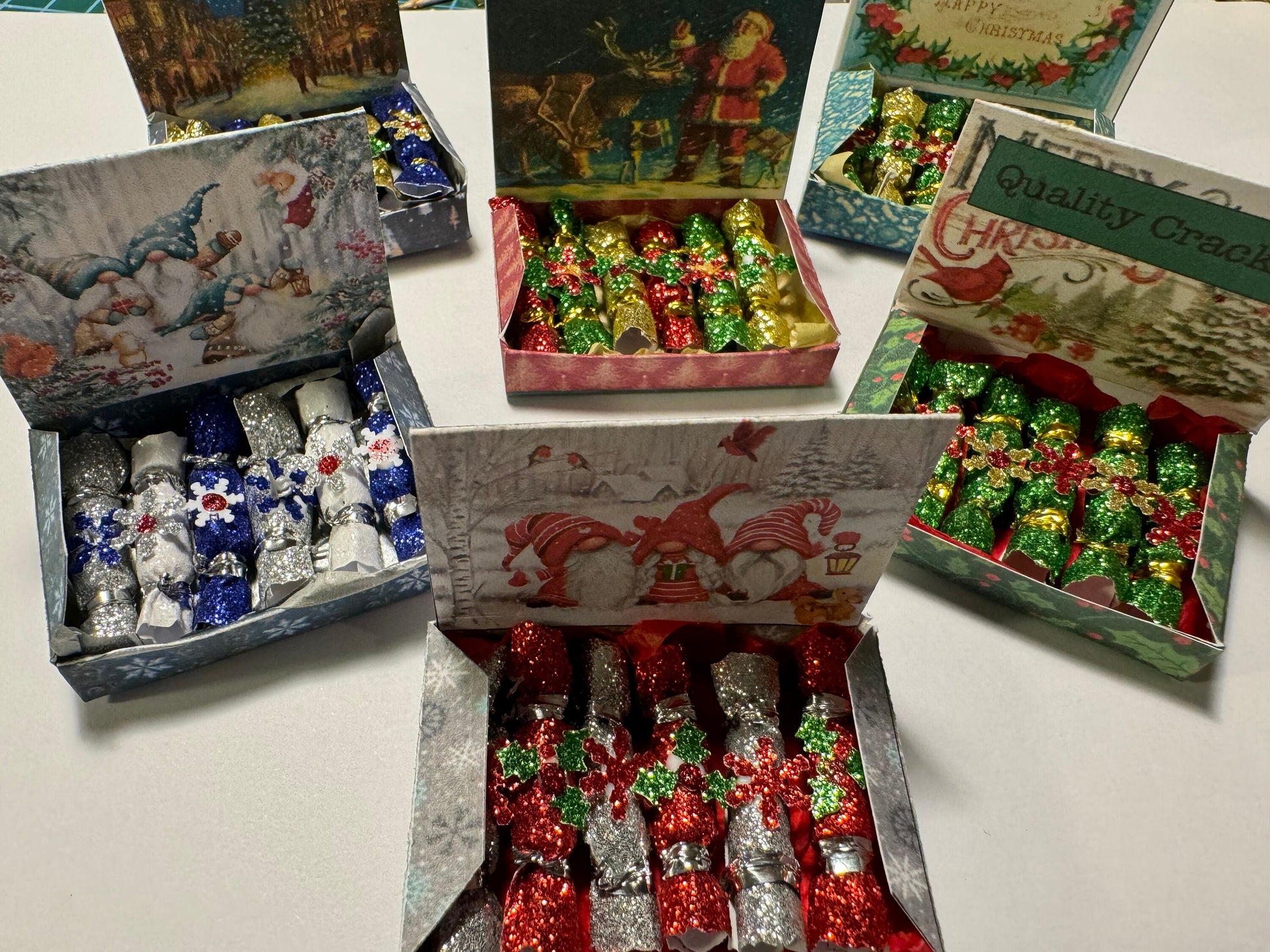 DOLLS HOUSE MINIATURES - 1/12th scale (1 inch) christmas crackers in box  (6 options)