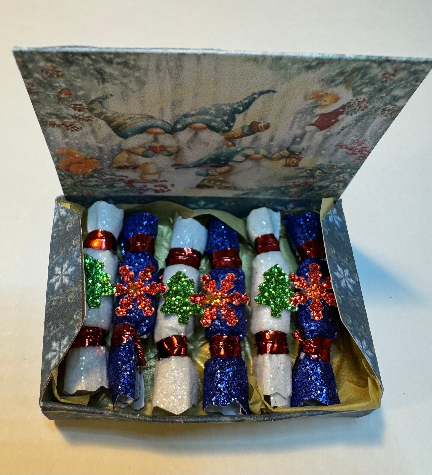DOLLS HOUSE MINIATURES - 1/12th scale (1 inch) christmas crackers in box  (6 options)