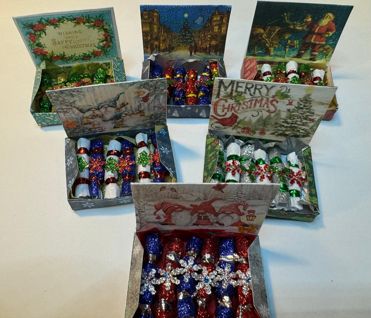 DOLLS HOUSE MINIATURES - 1/12th scale (1 inch) christmas crackers in box  (6 options)