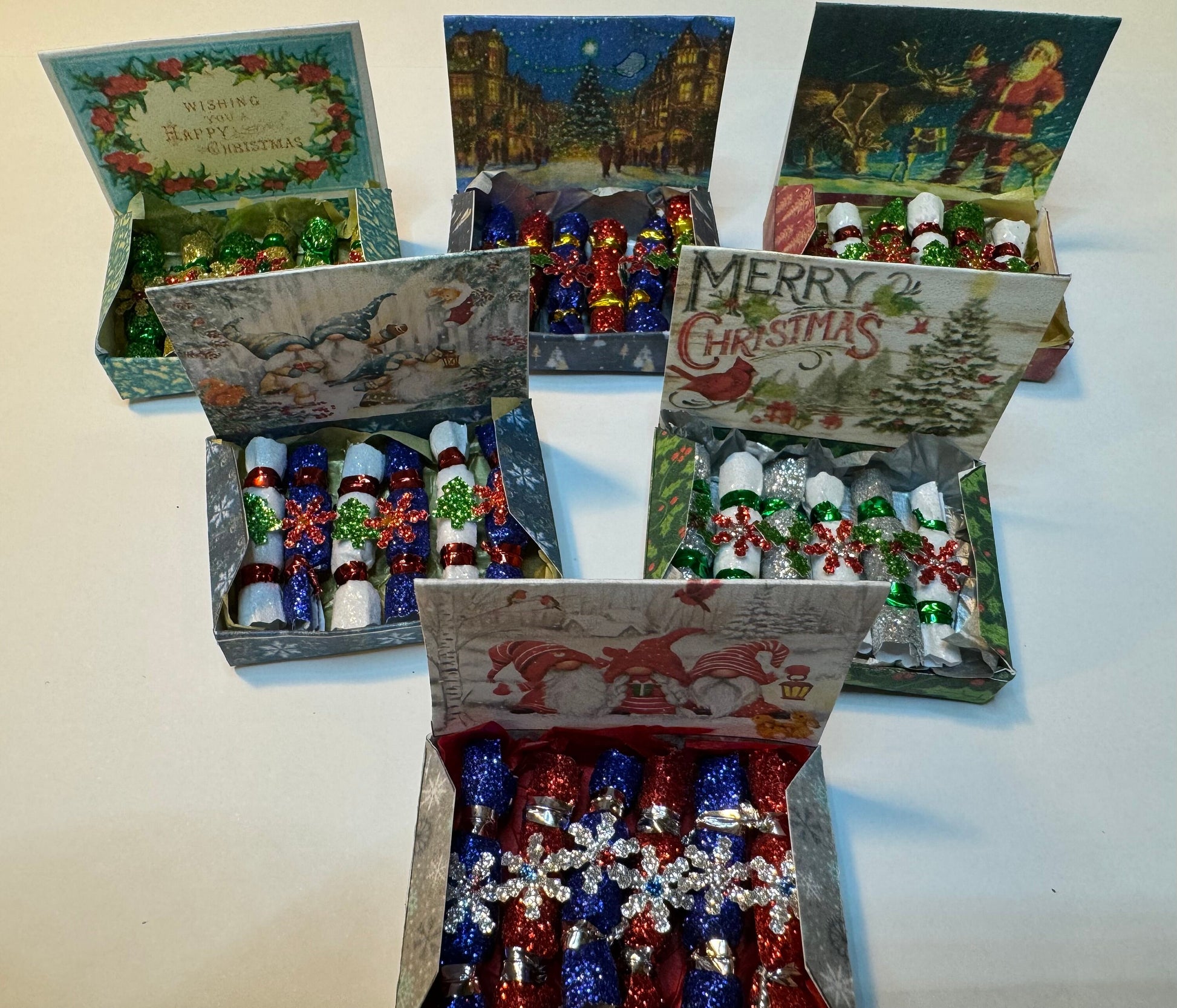 DOLLS HOUSE MINIATURES - 1/12th scale (1 inch) christmas crackers in box  (6 options)