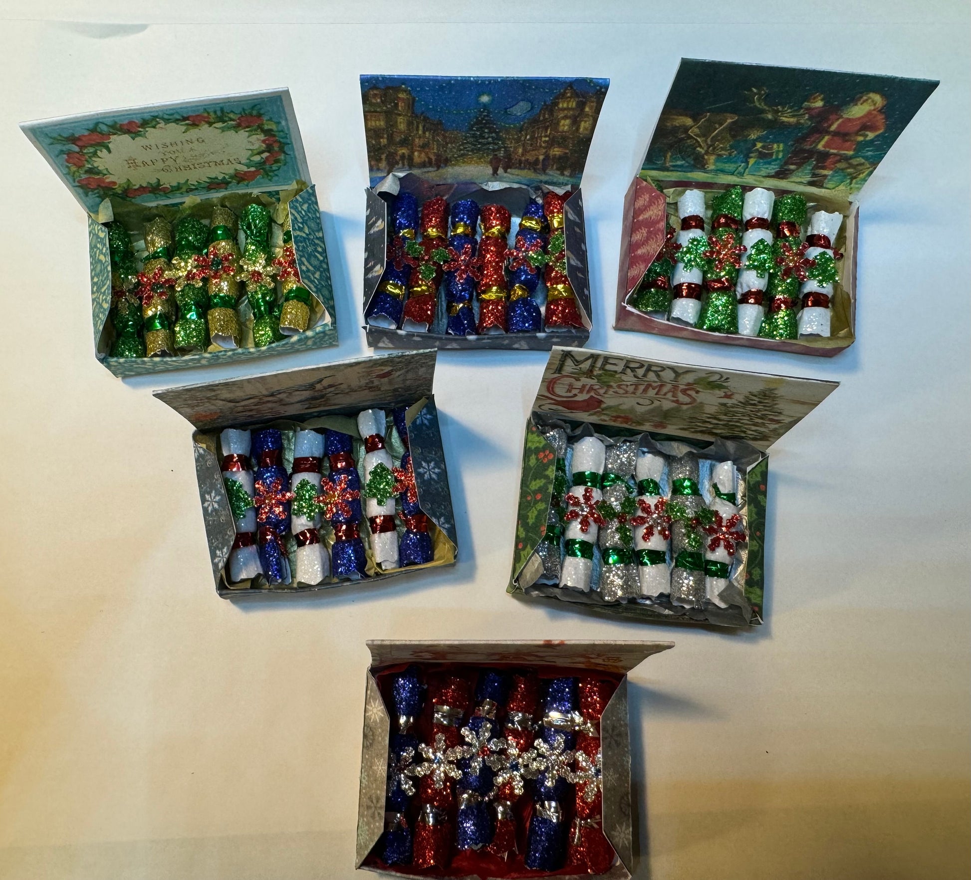 DOLLS HOUSE MINIATURES - 1/12th scale (1 inch) christmas crackers in box  (6 options)