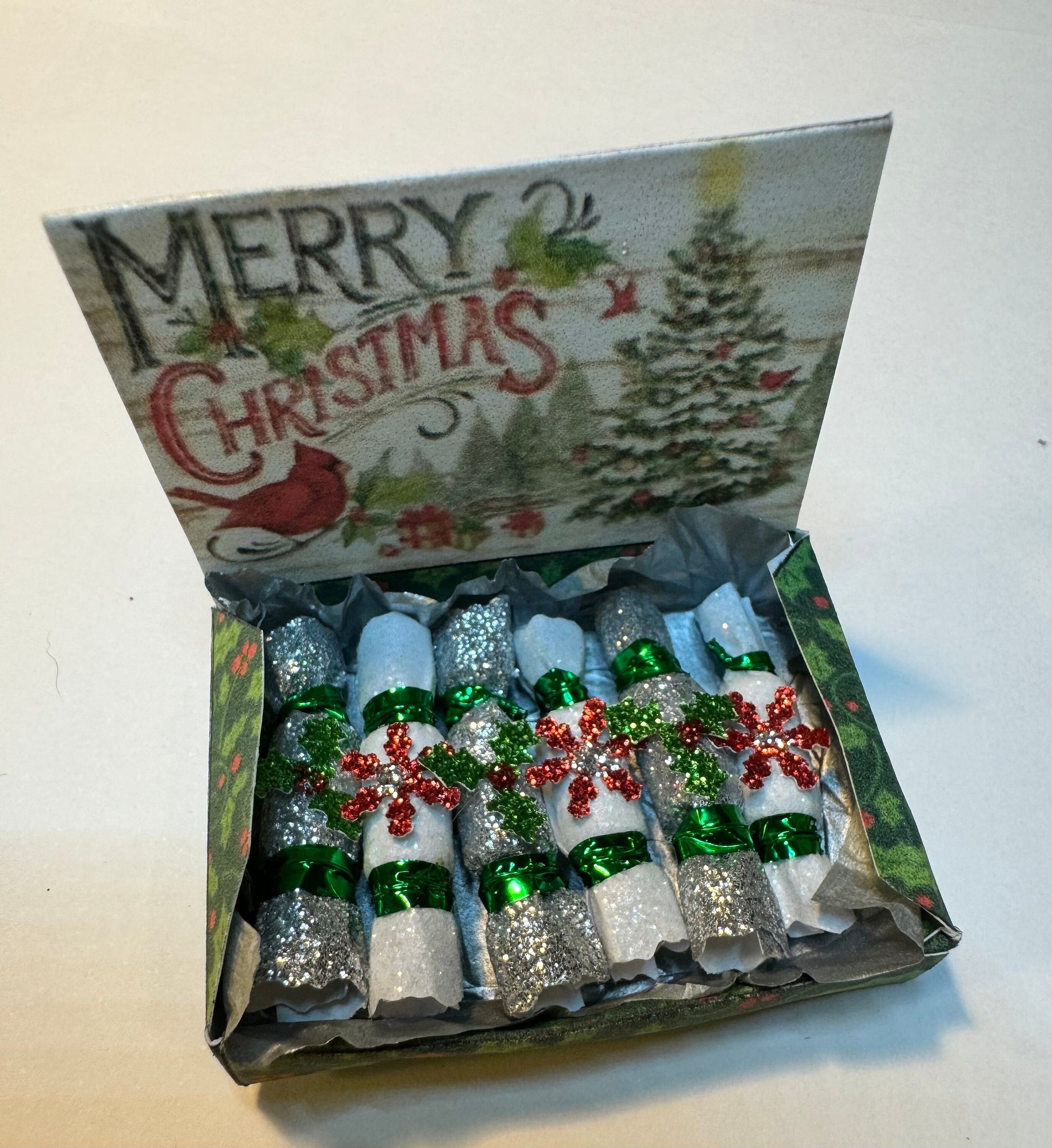 DOLLS HOUSE MINIATURES - 1/12th scale (1 inch) christmas crackers in box  (6 options)