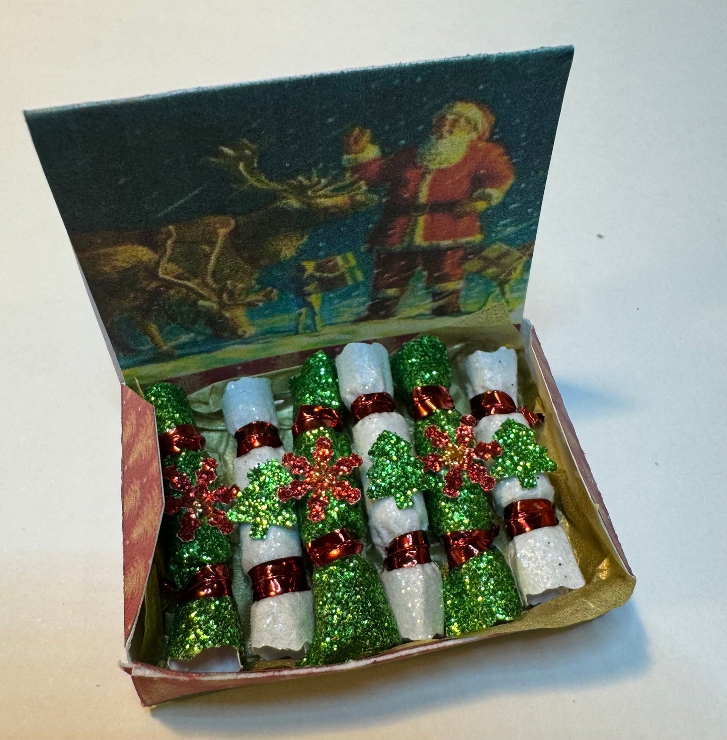 DOLLS HOUSE MINIATURES - 1/12th scale (1 inch) christmas crackers in box  (6 options)