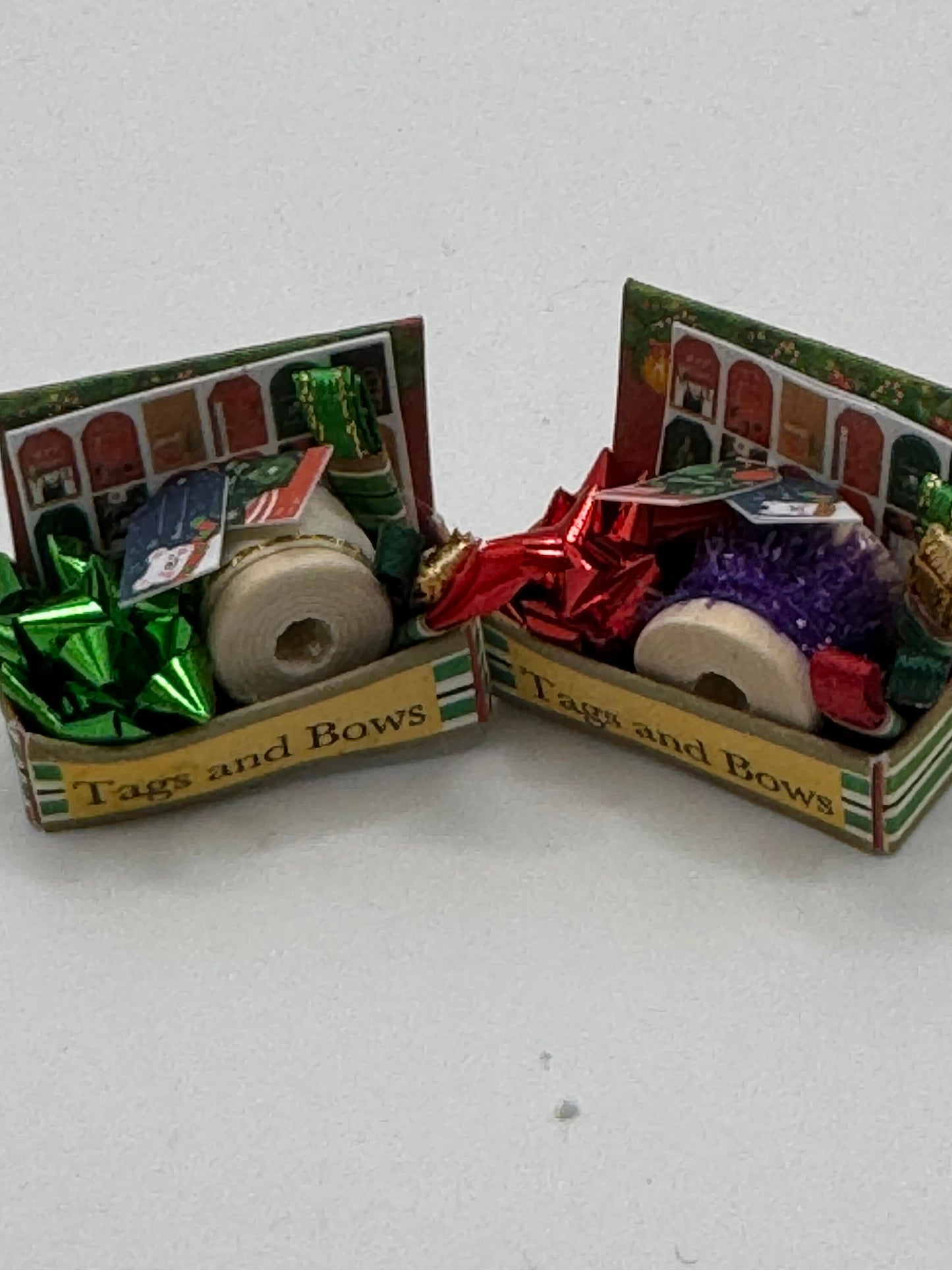 DOLLS HOUSE MINIATURES - Christmas bows and tags box x1