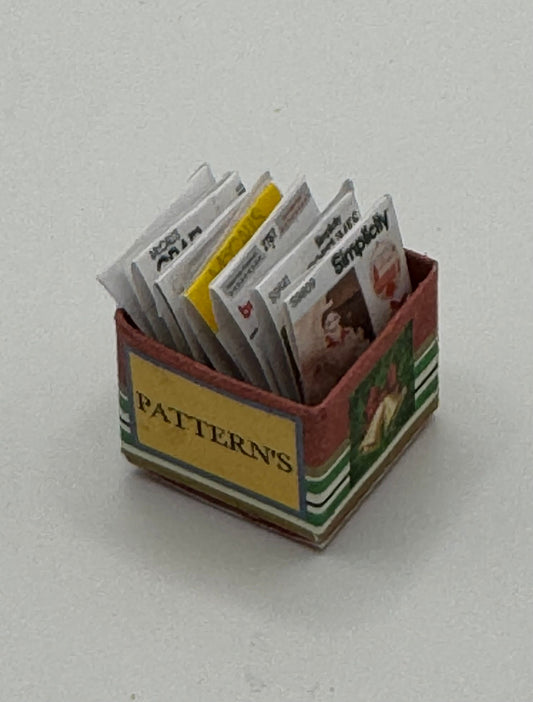 DOLLS HOUSE MINIATURES - Christmas patterns box x1