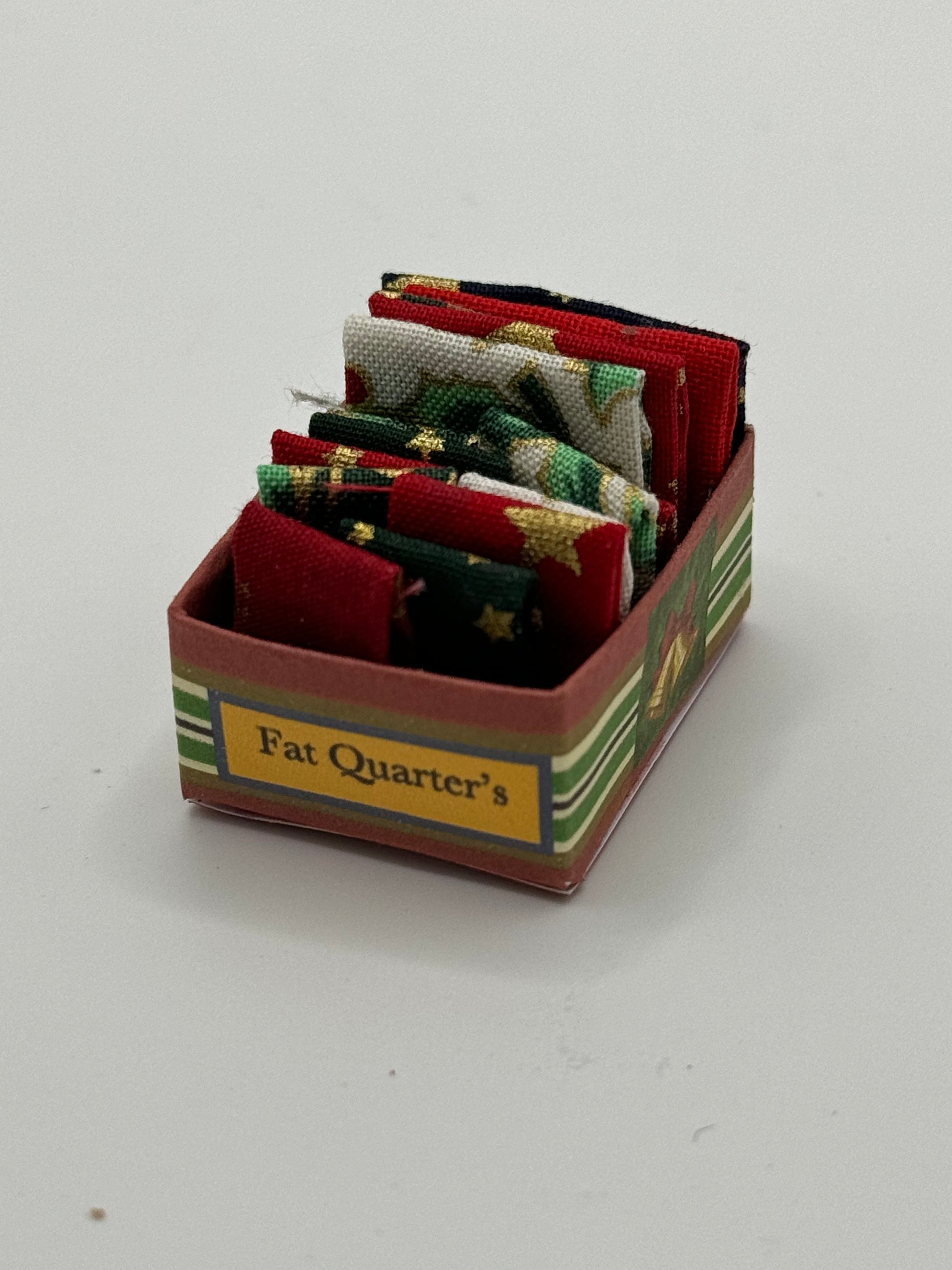 DOLLS HOUSE MINIATURES - Christmas fat 1/4s  box x1