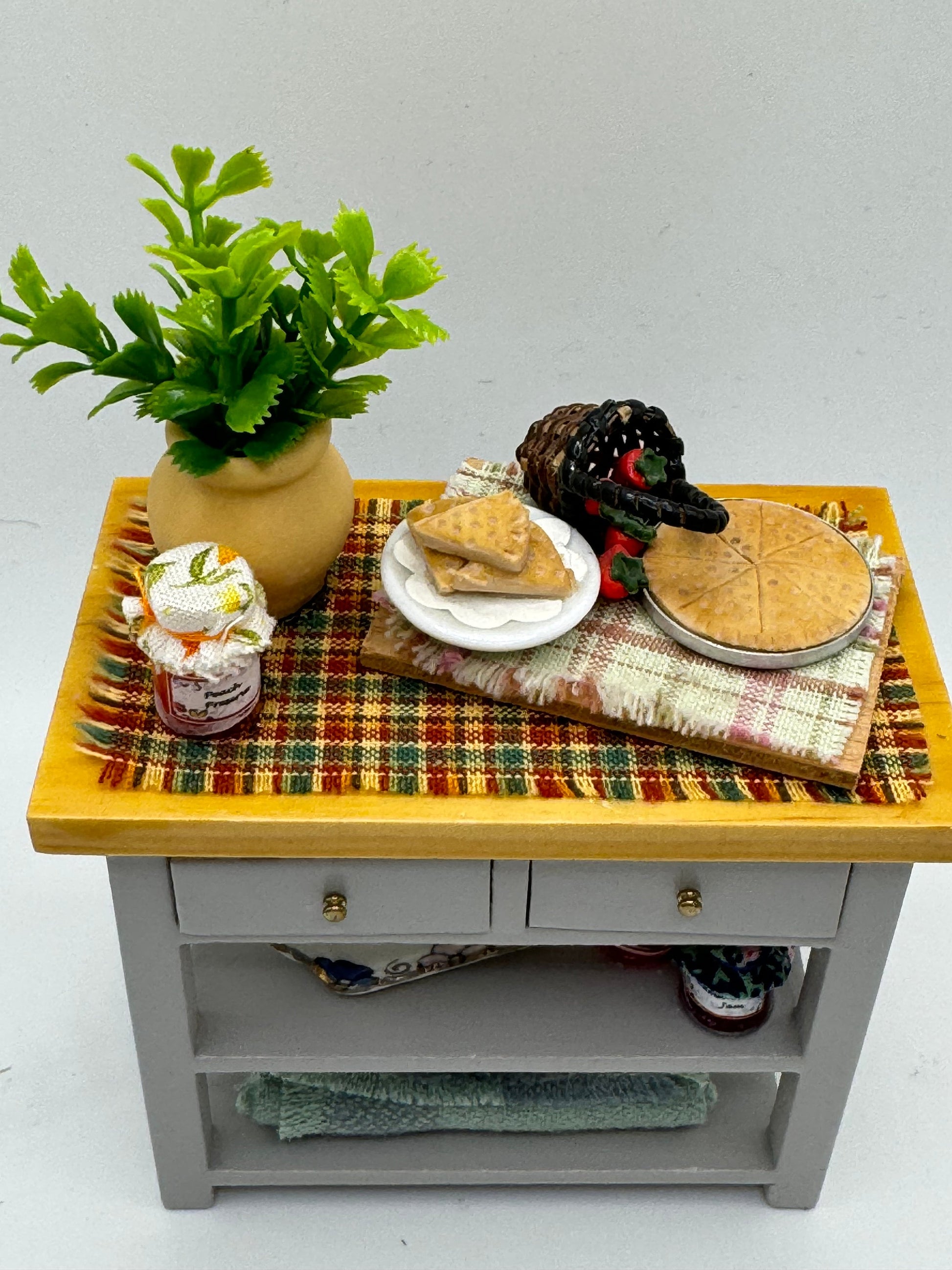 Dolls House Miniatures - 1/12 Kitchen side Table