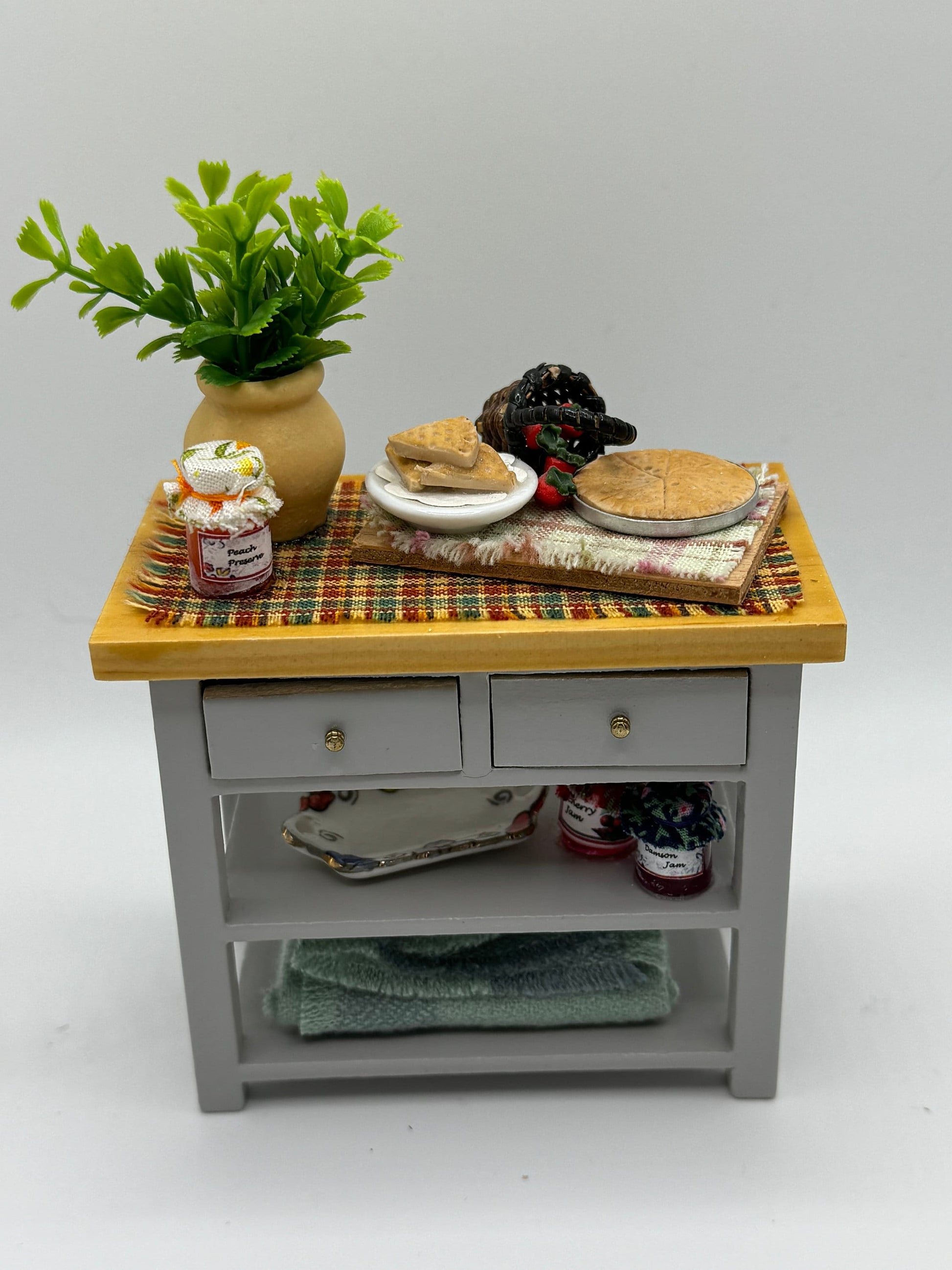 Dolls House Miniatures - 1/12 Kitchen side Table
