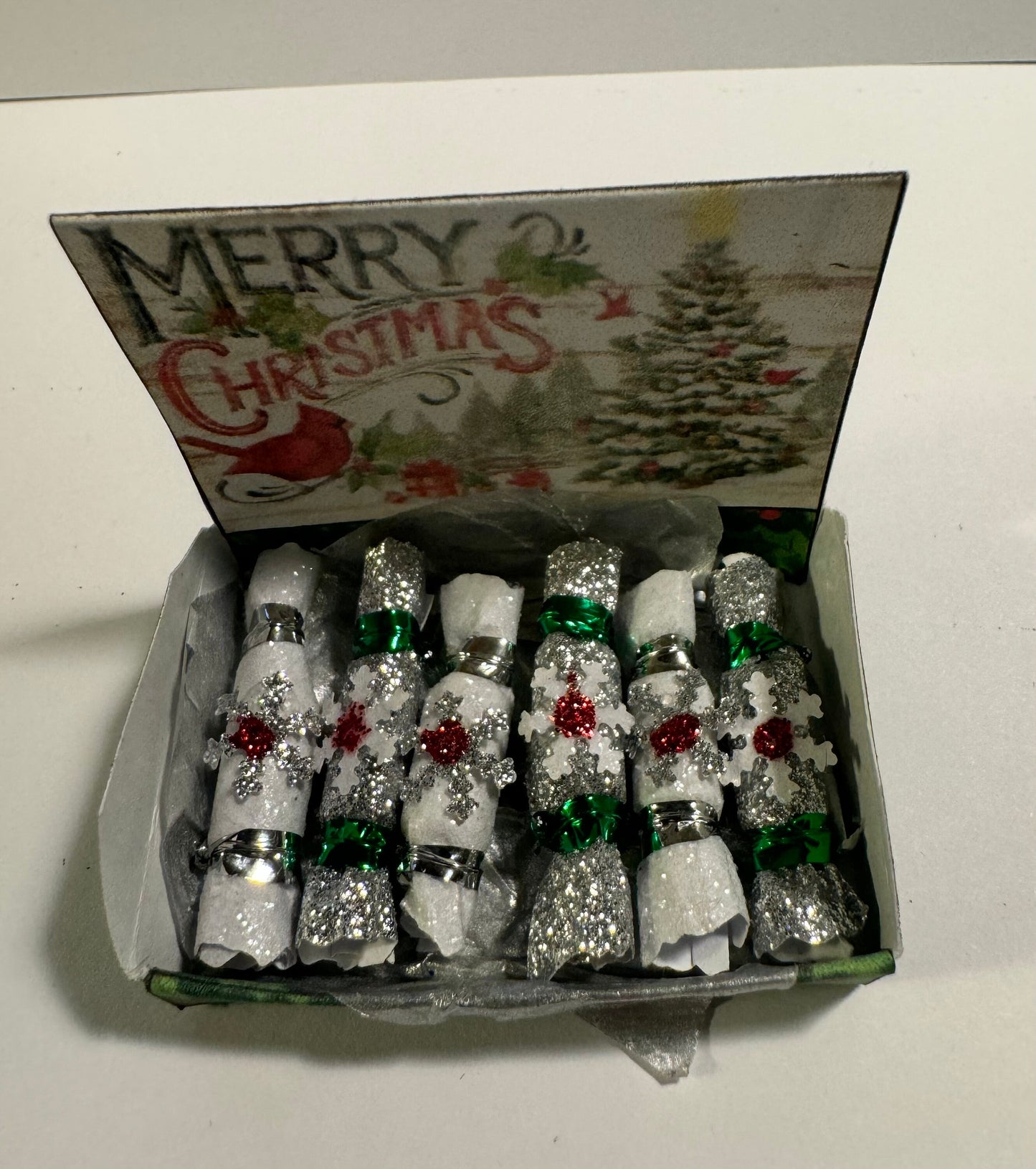 DOLLS HOUSE MINIATURES - 1/12th scale (1 inch) christmas crackers in box  (6 options)