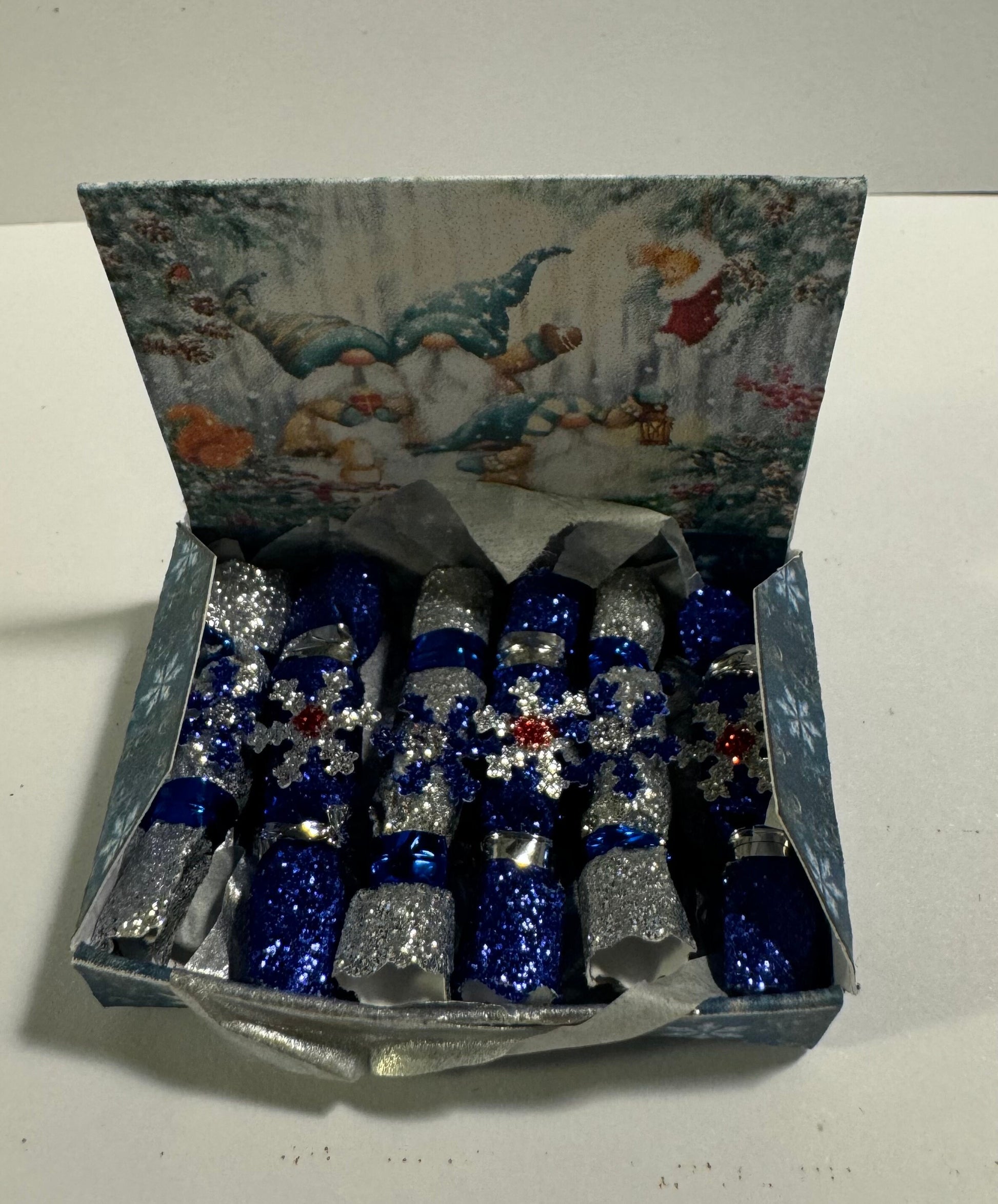 DOLLS HOUSE MINIATURES - 1/12th scale (1 inch) christmas crackers in box  (6 options)