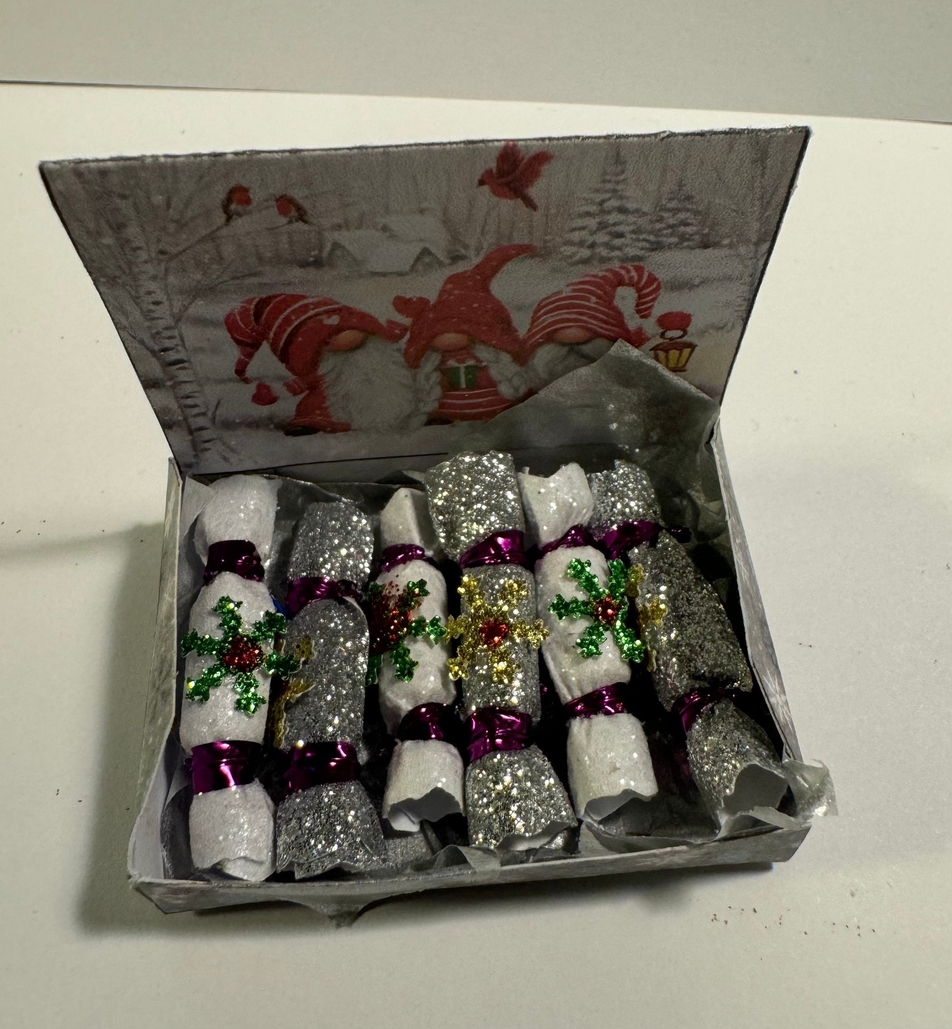 DOLLS HOUSE MINIATURES - 1/12th scale (1 inch) christmas crackers in box  (6 options)
