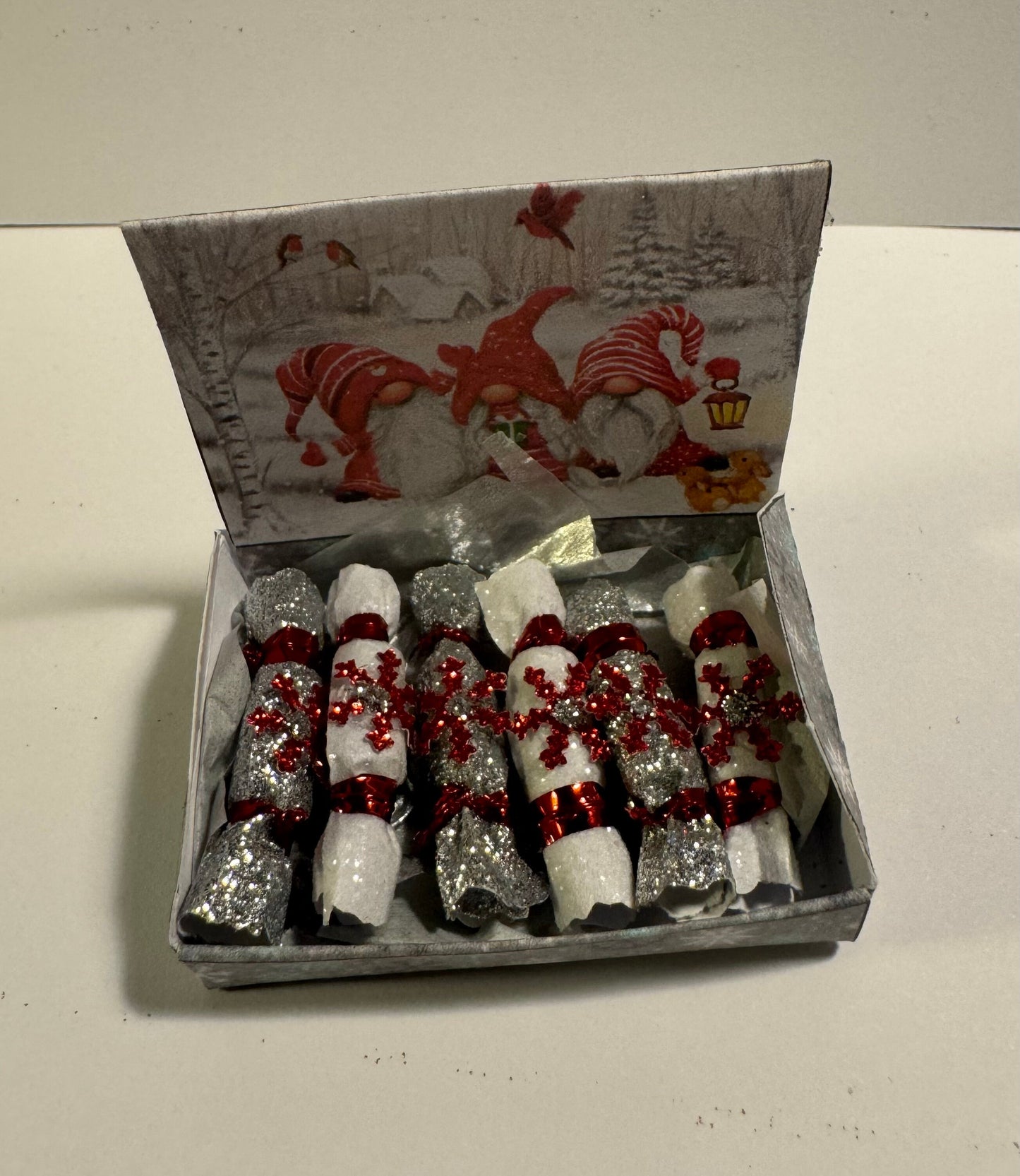 DOLLS HOUSE MINIATURES - 1/12th scale (1 inch) christmas crackers in box  (6 options)