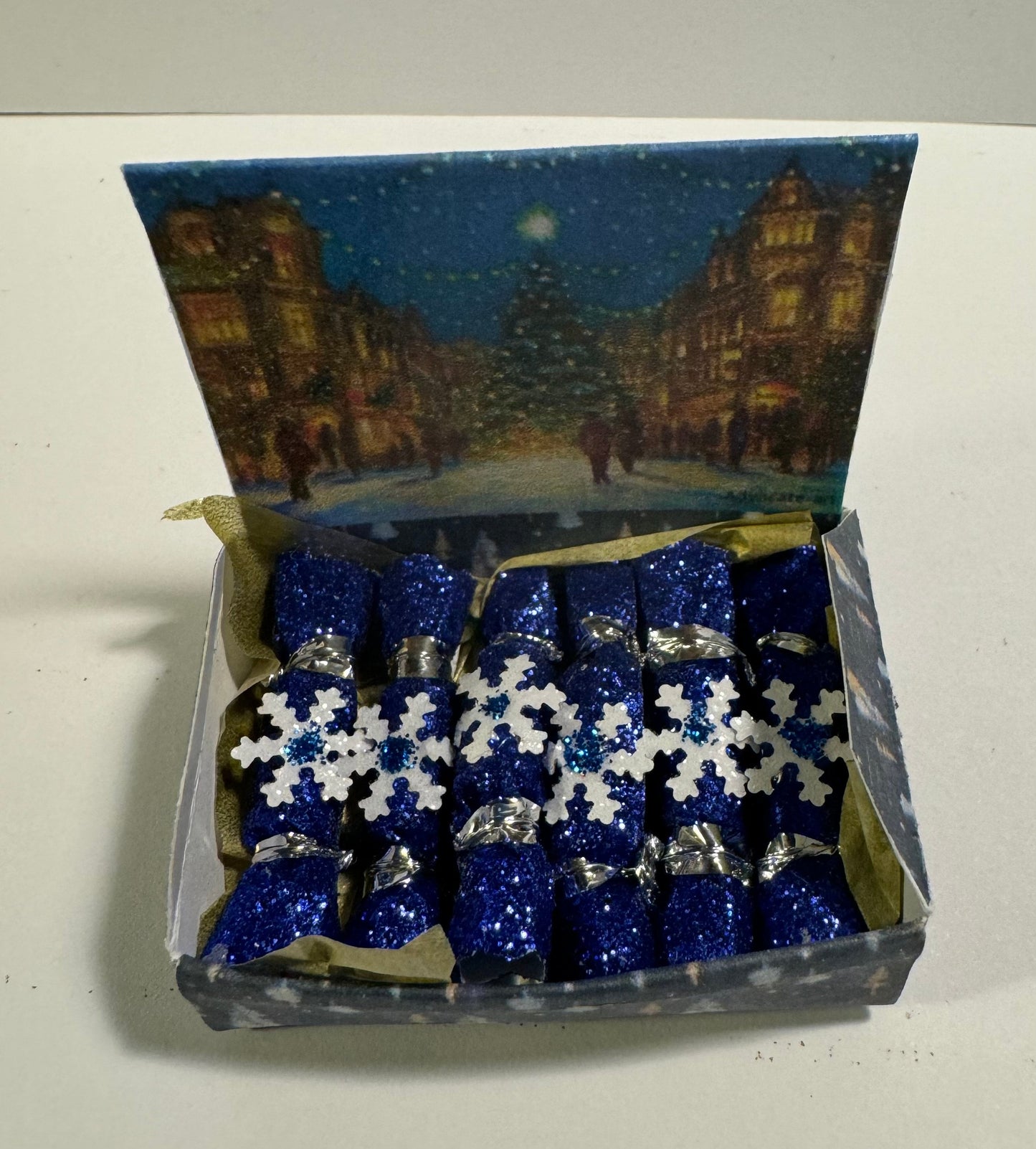 DOLLS HOUSE MINIATURES - 1/12th scale (1 inch) christmas crackers in box  (6 options)