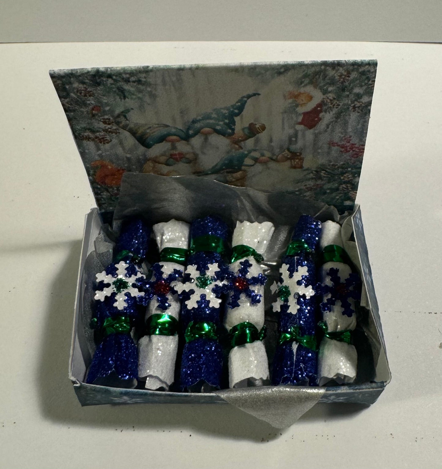 DOLLS HOUSE MINIATURES - 1/12th scale (1 inch) christmas crackers in box  (6 options)
