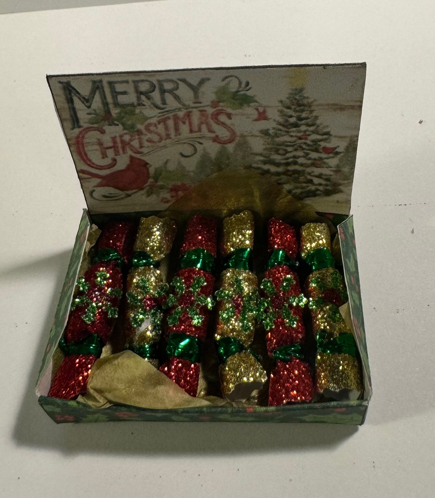 DOLLS HOUSE MINIATURES - 1/12th scale (1 inch) christmas crackers in box  (6 options)