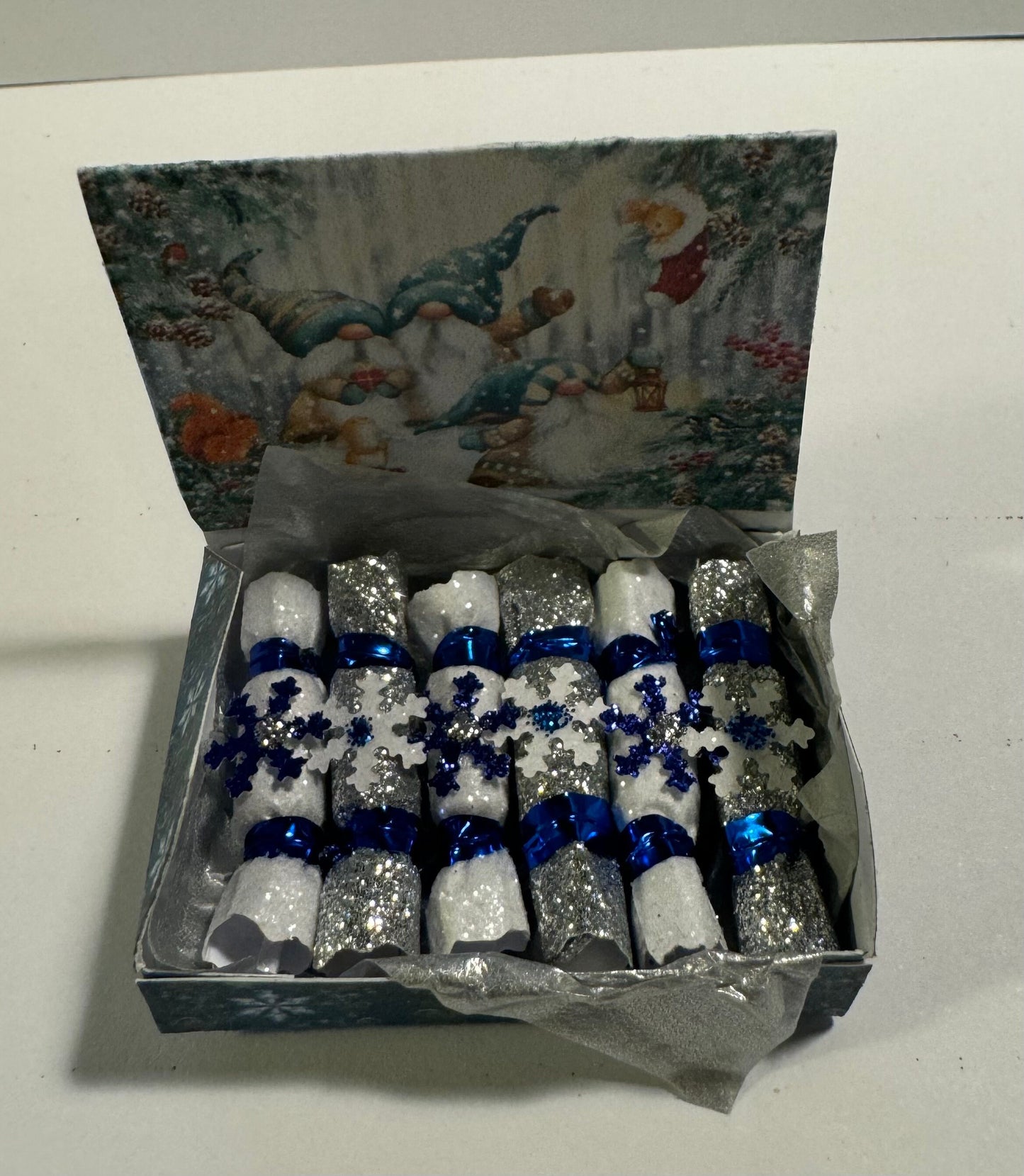 DOLLS HOUSE MINIATURES - 1/12th scale (1 inch) christmas crackers in box  (6 options)