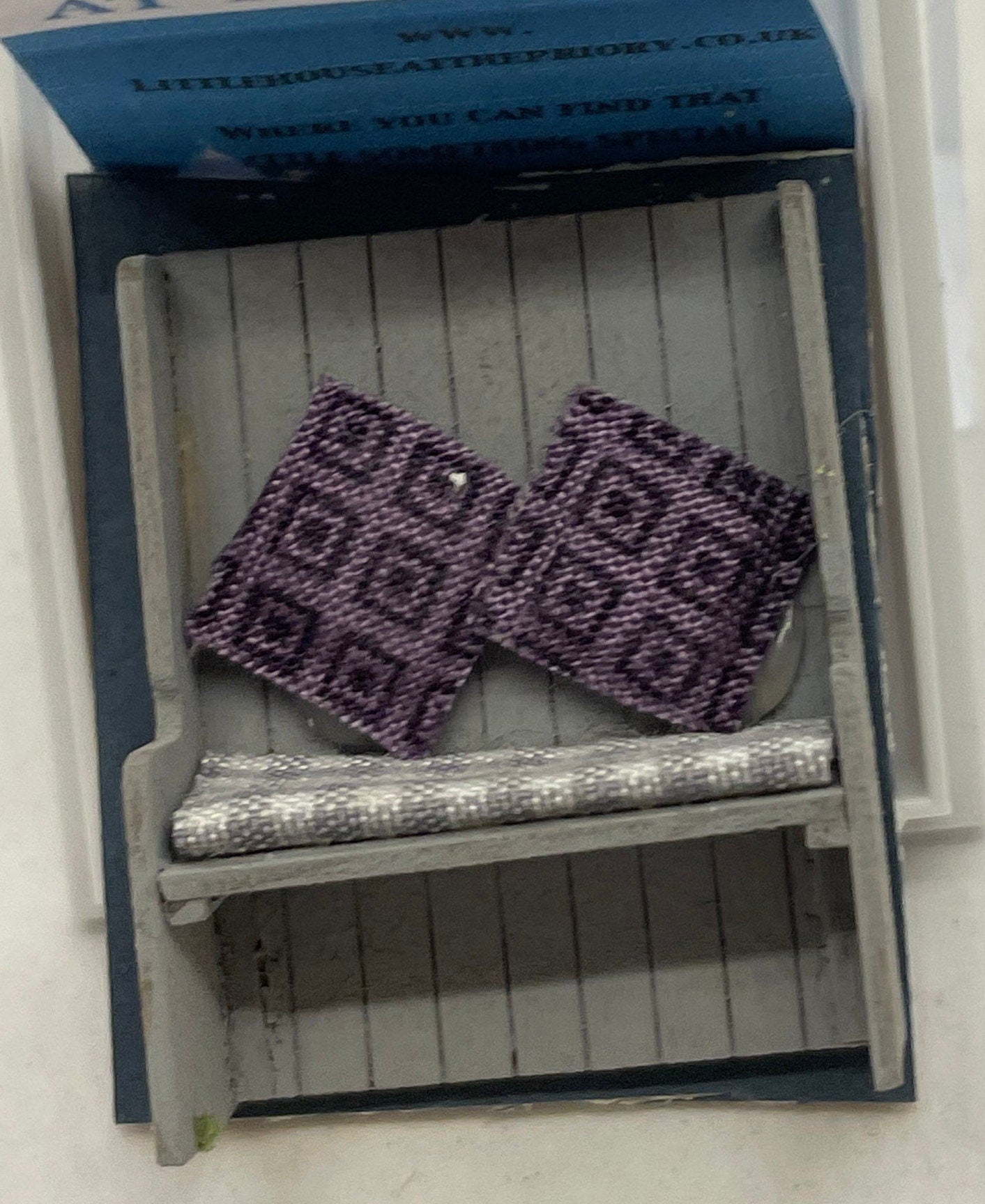 Dolls House Miniatures - Hand Painted Pretty 1/48th (1/4inch) quarter-scale Settle Seat