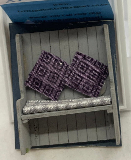 Dolls House Miniatures - Hand Painted Pretty 1/48th (1/4inch) quarter-scale Settle Seat