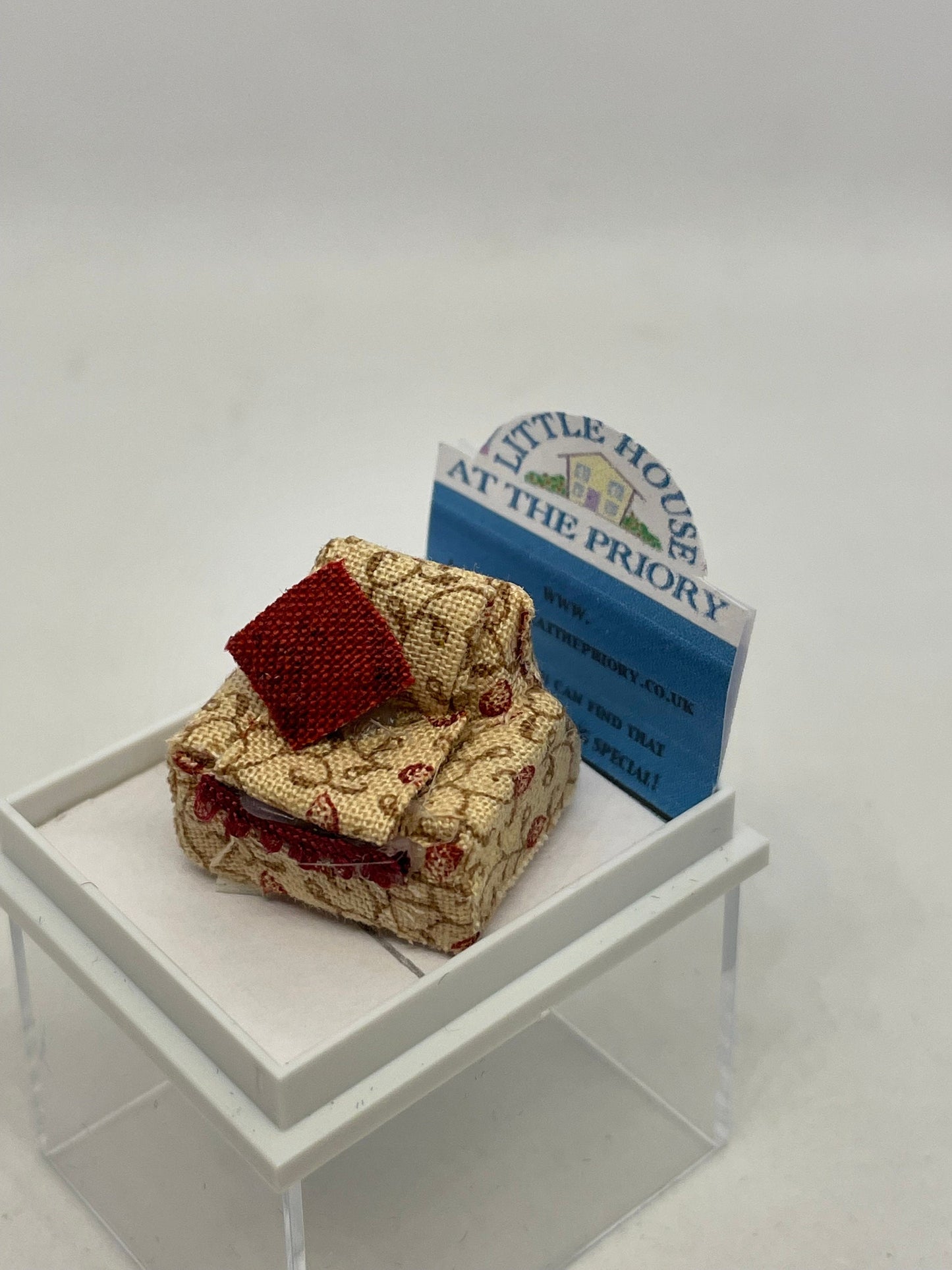 Dolls House Miniatures - Hand Painted Pretty 1/48th (1/4inch) quarter scale - armchair