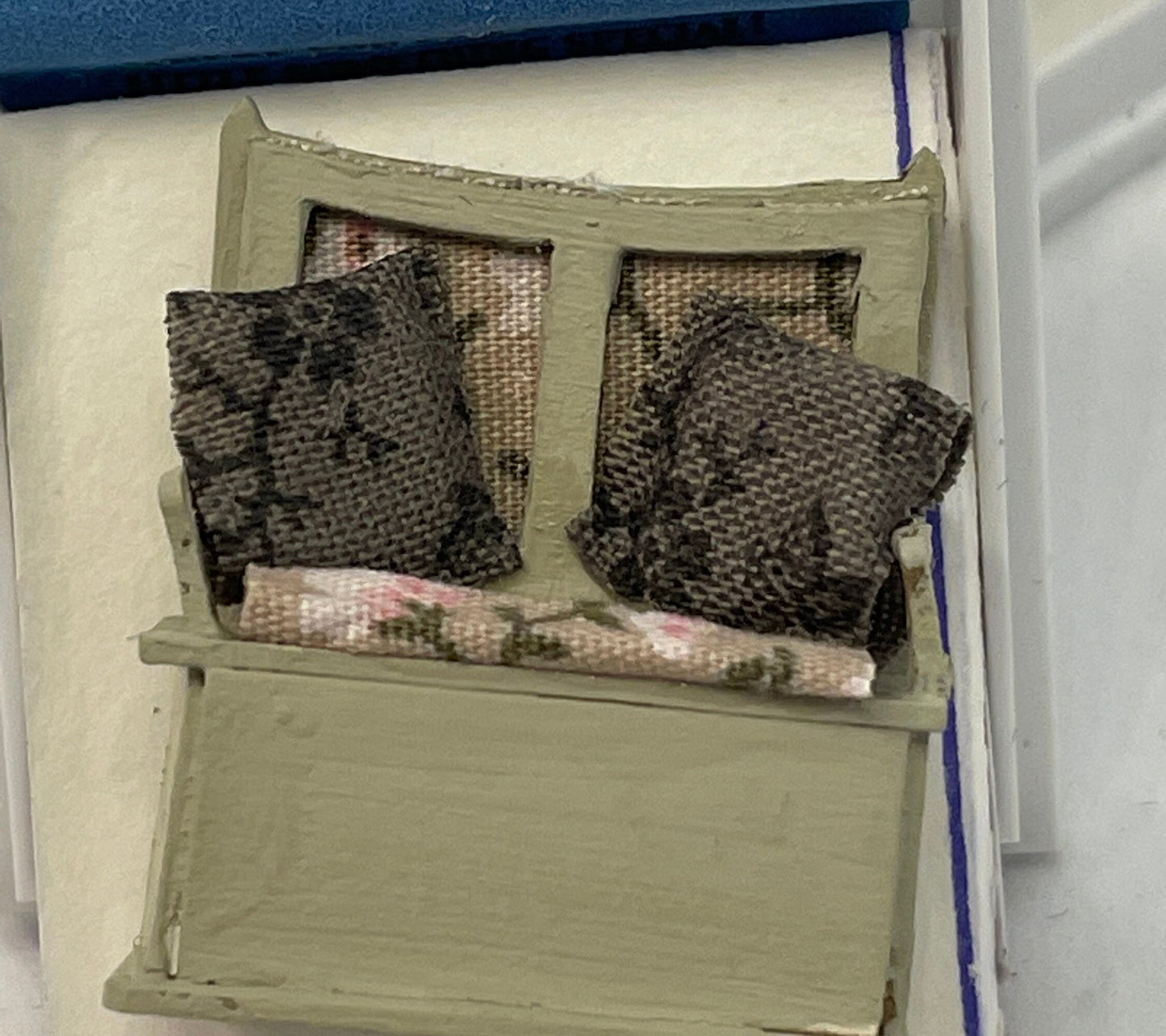 Dolls House Miniatures - Hand Painted Pretty 1/48th (1/4inch) quarter-scale Settle Seat