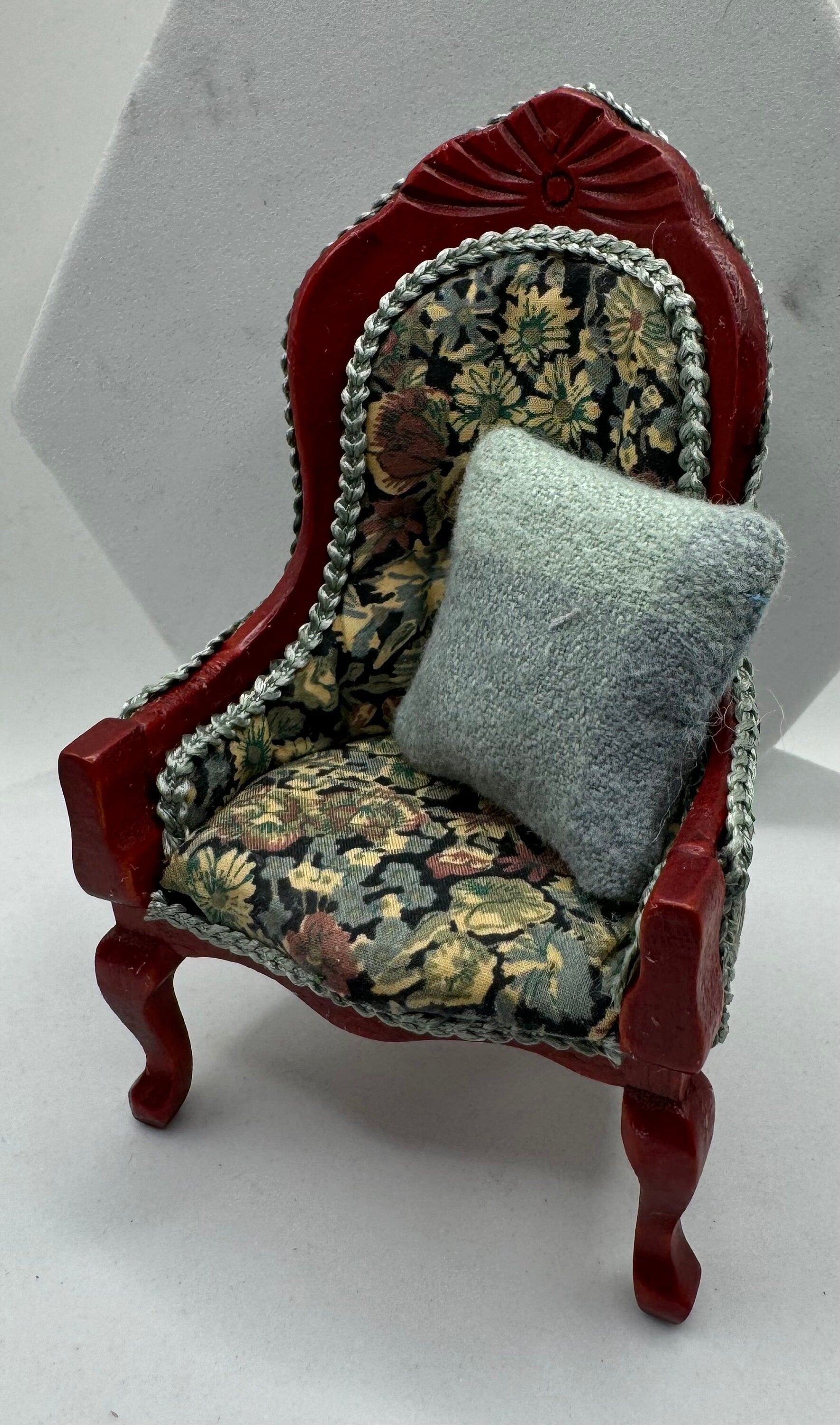 Dolls House Miniatures - 1/12 Elegant chair