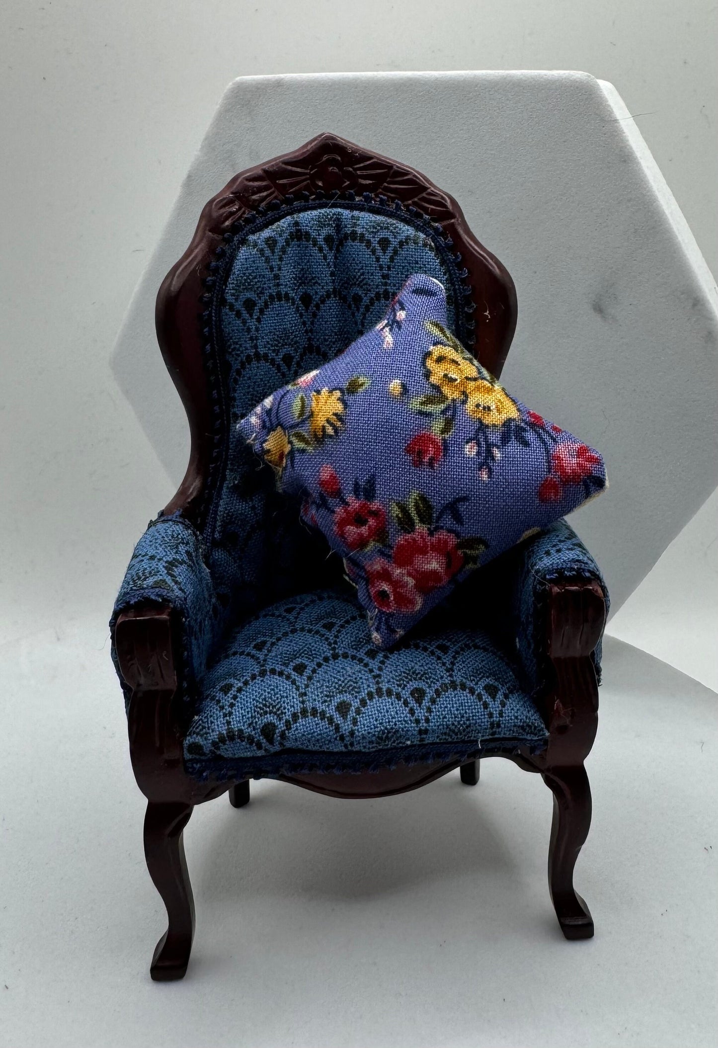 Dolls House Miniatures - 1/12 Elegant chair