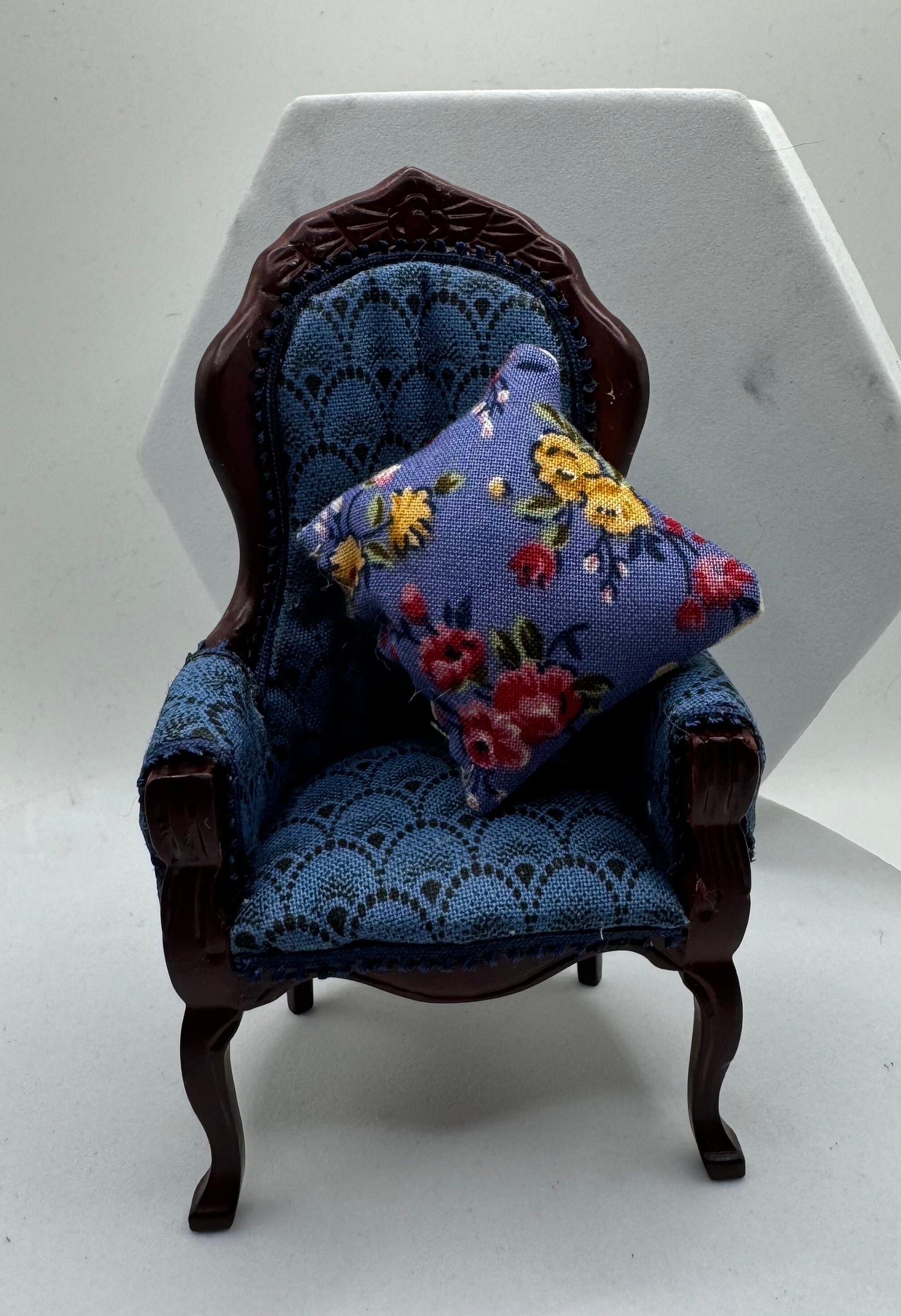 Dolls House Miniatures - 1/12 Elegant chair