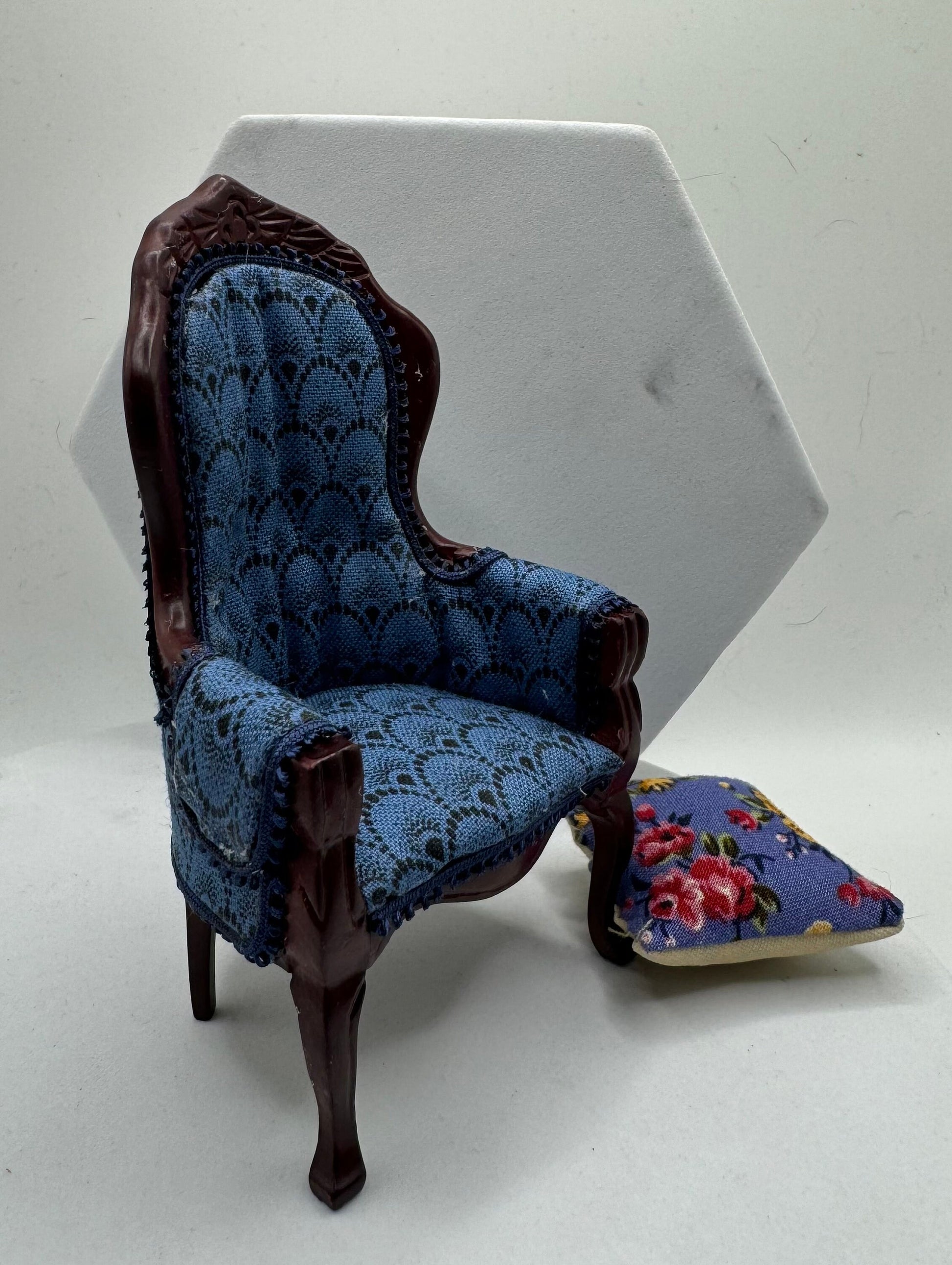 Dolls House Miniatures - 1/12 Elegant chair