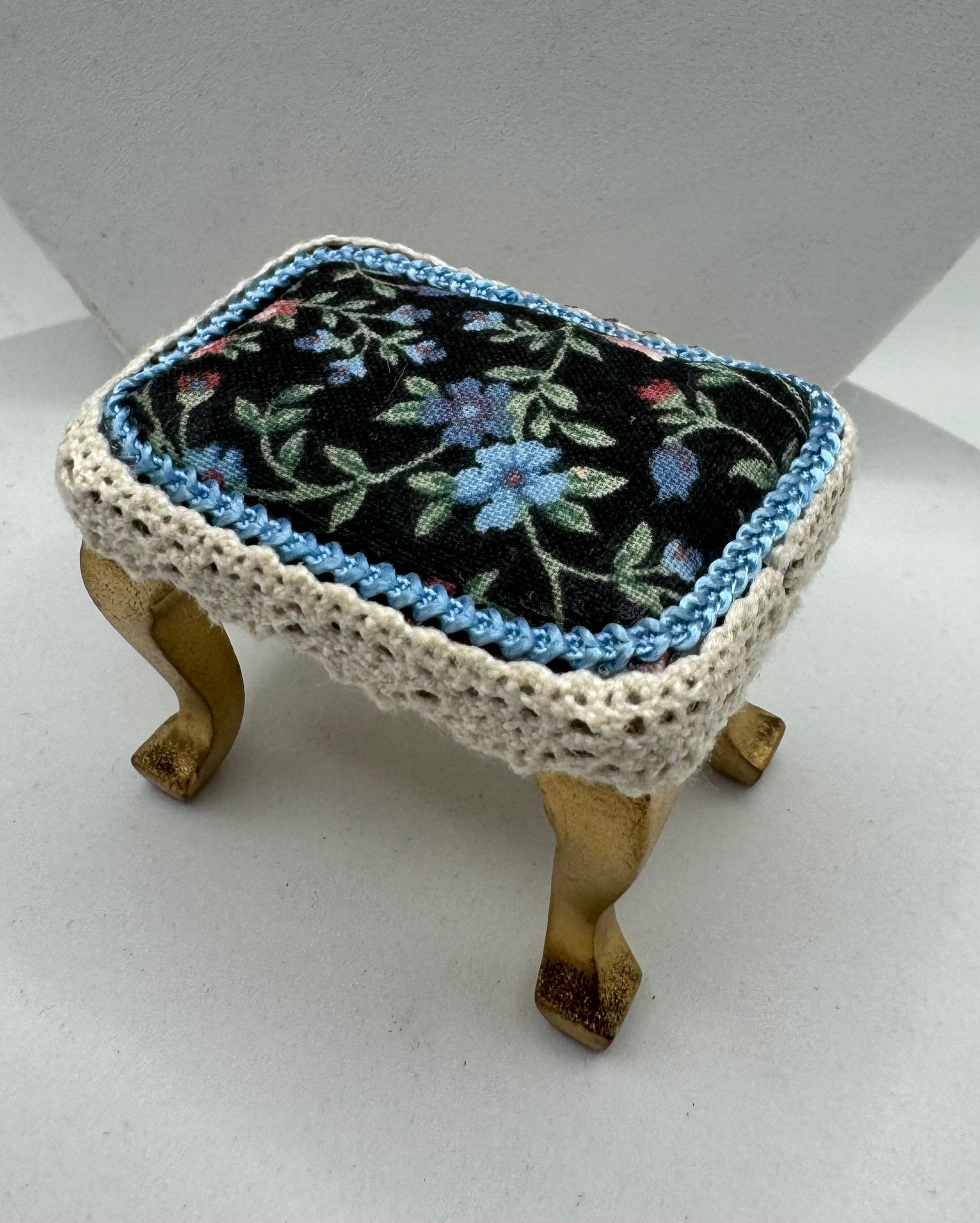 Dolls House Miniatures - 1/12 stool