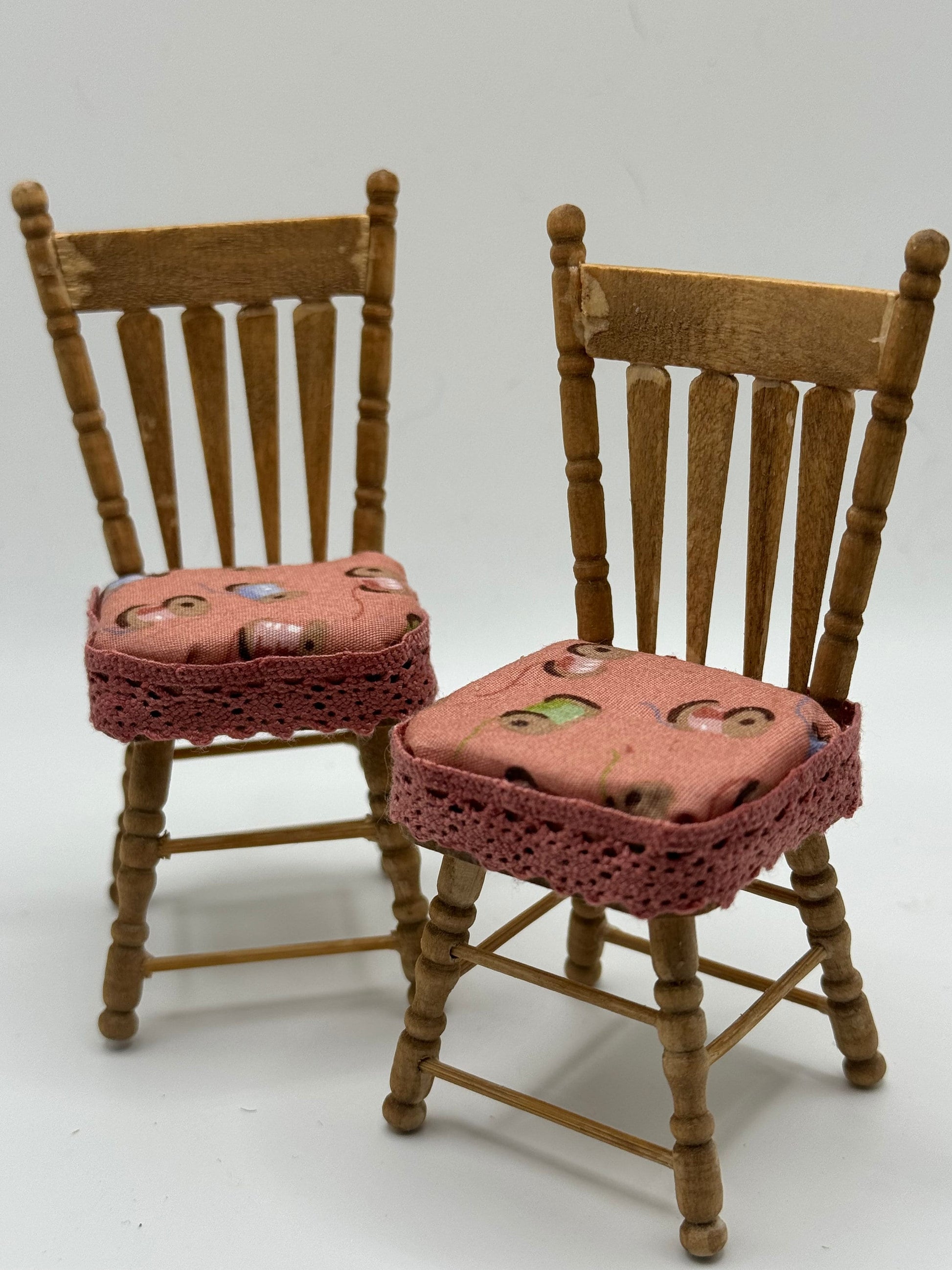 Dolls House Miniatures - 1/12th  - Haberdashery chair x1