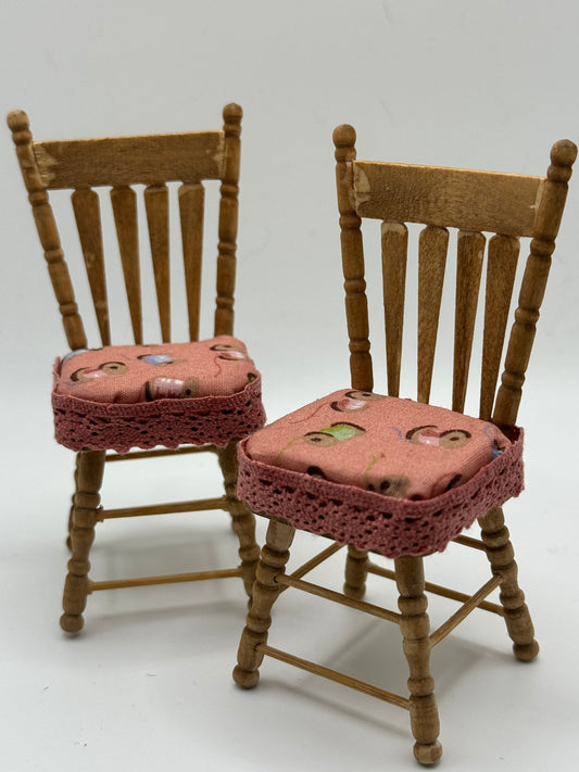 Dolls House Miniatures - 1/12th  - Haberdashery chair x1