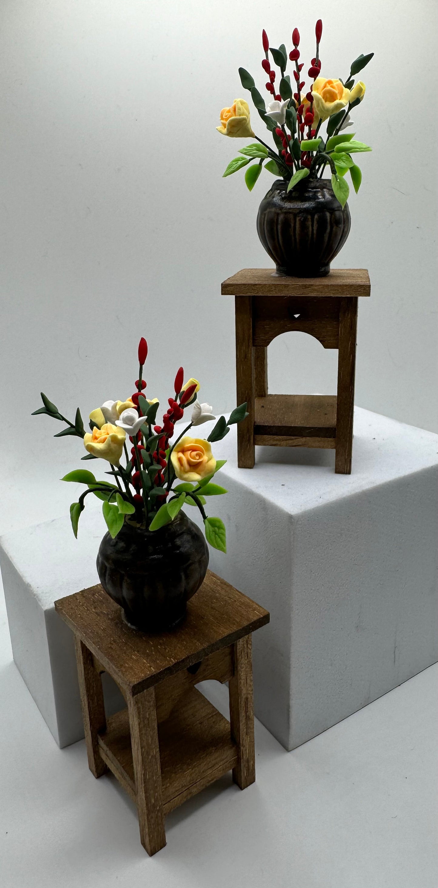 Dolls House Miniatures - 1/12th Arts and Crafts table with flowers x1