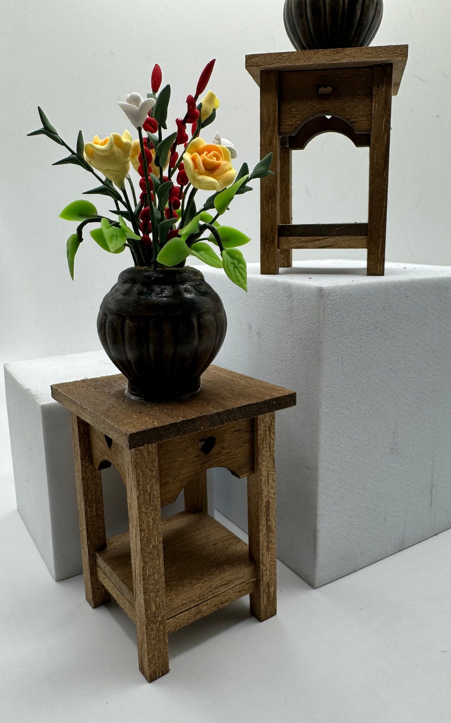 Dolls House Miniatures - 1/12th Arts and Crafts table with flowers x1