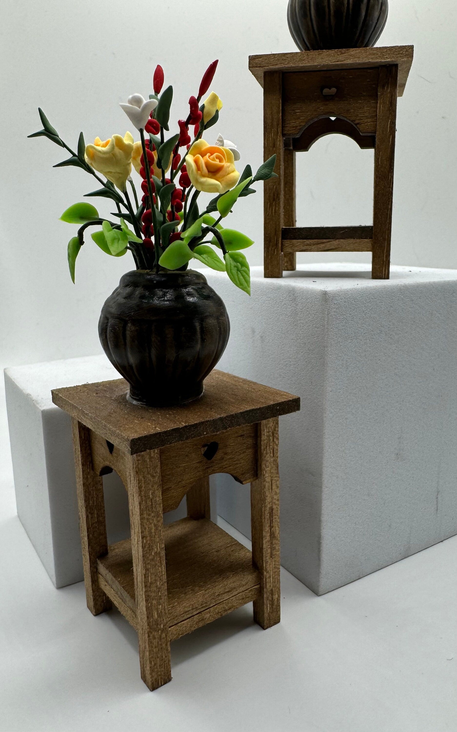 Dolls House Miniatures - 1/12th Arts and Crafts table with flowers x1