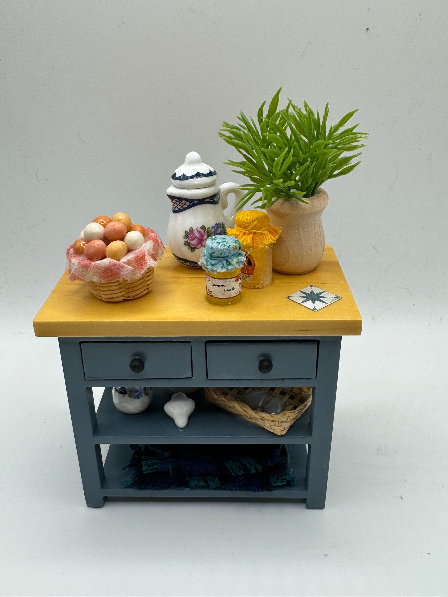 Dolls House Miniatures - 1/12 Kitchen side Table