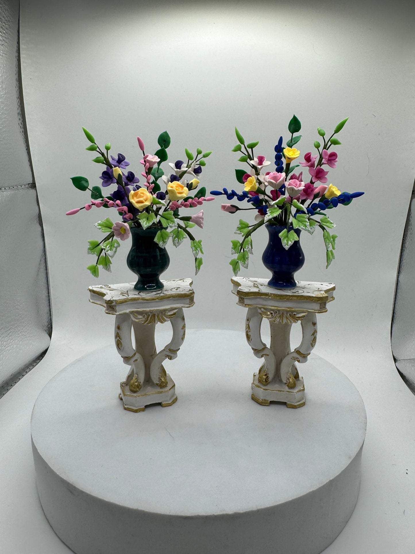 Dolls House Miniatures - 1/12th Ornate Side Pedestal Table with flowers (2 colours)