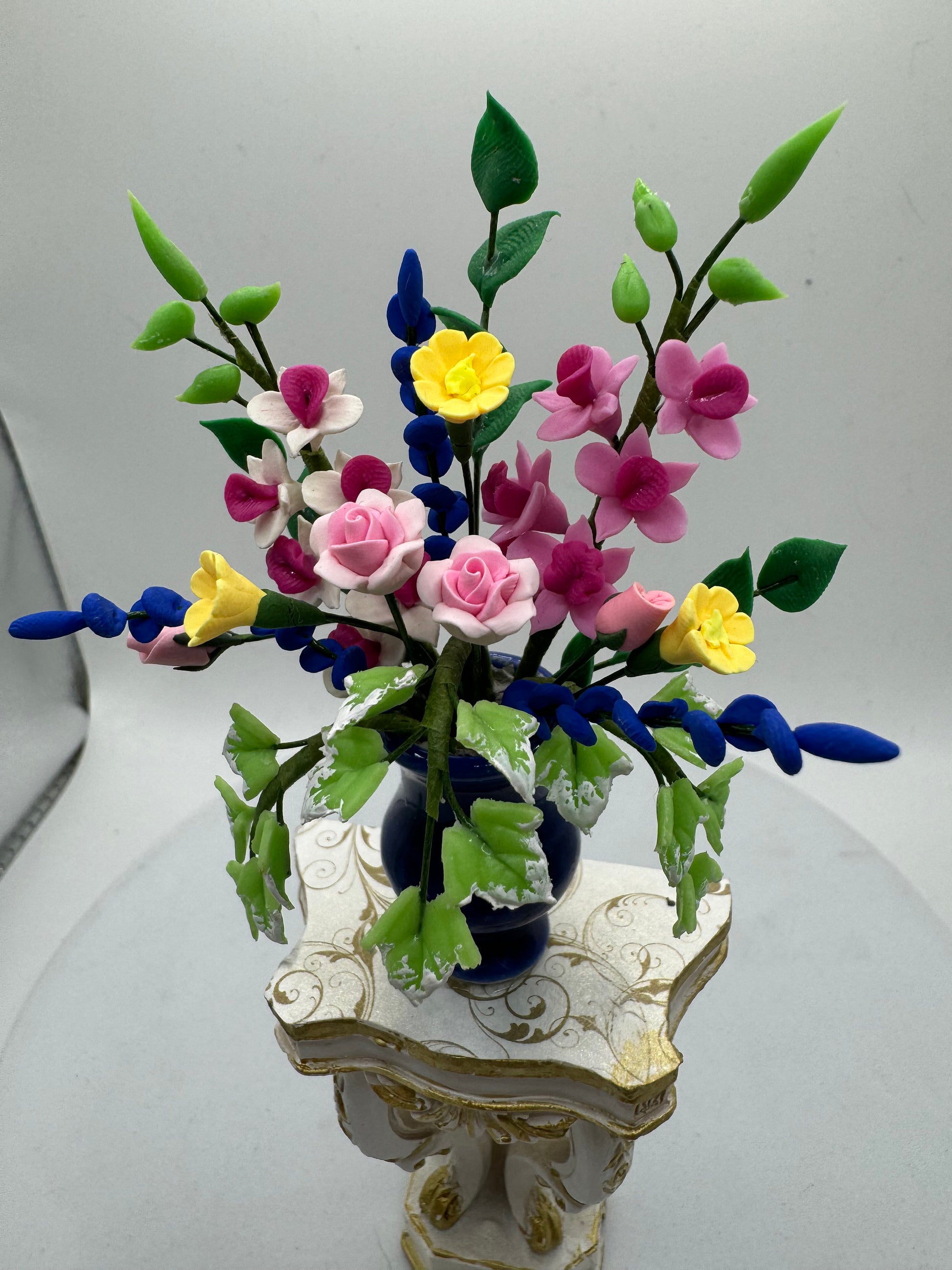 Dolls House Miniatures - 1/12th Ornate Side Pedestal Table with flowers (2 colours)