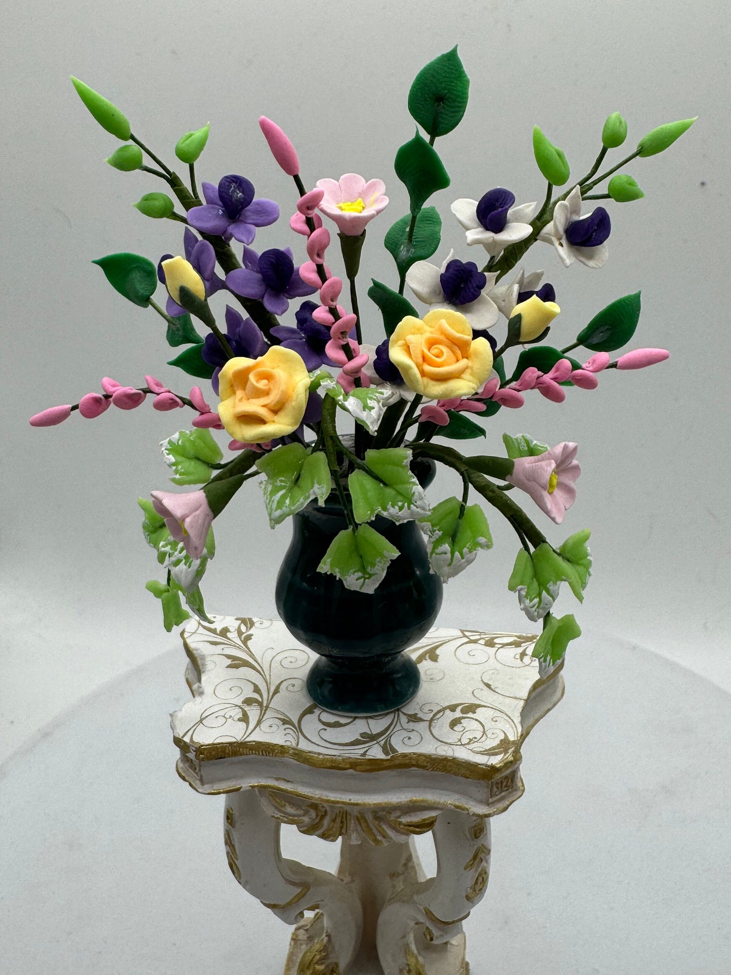 Dolls House Miniatures - 1/12th Ornate Side Pedestal Table with flowers (2 colours)