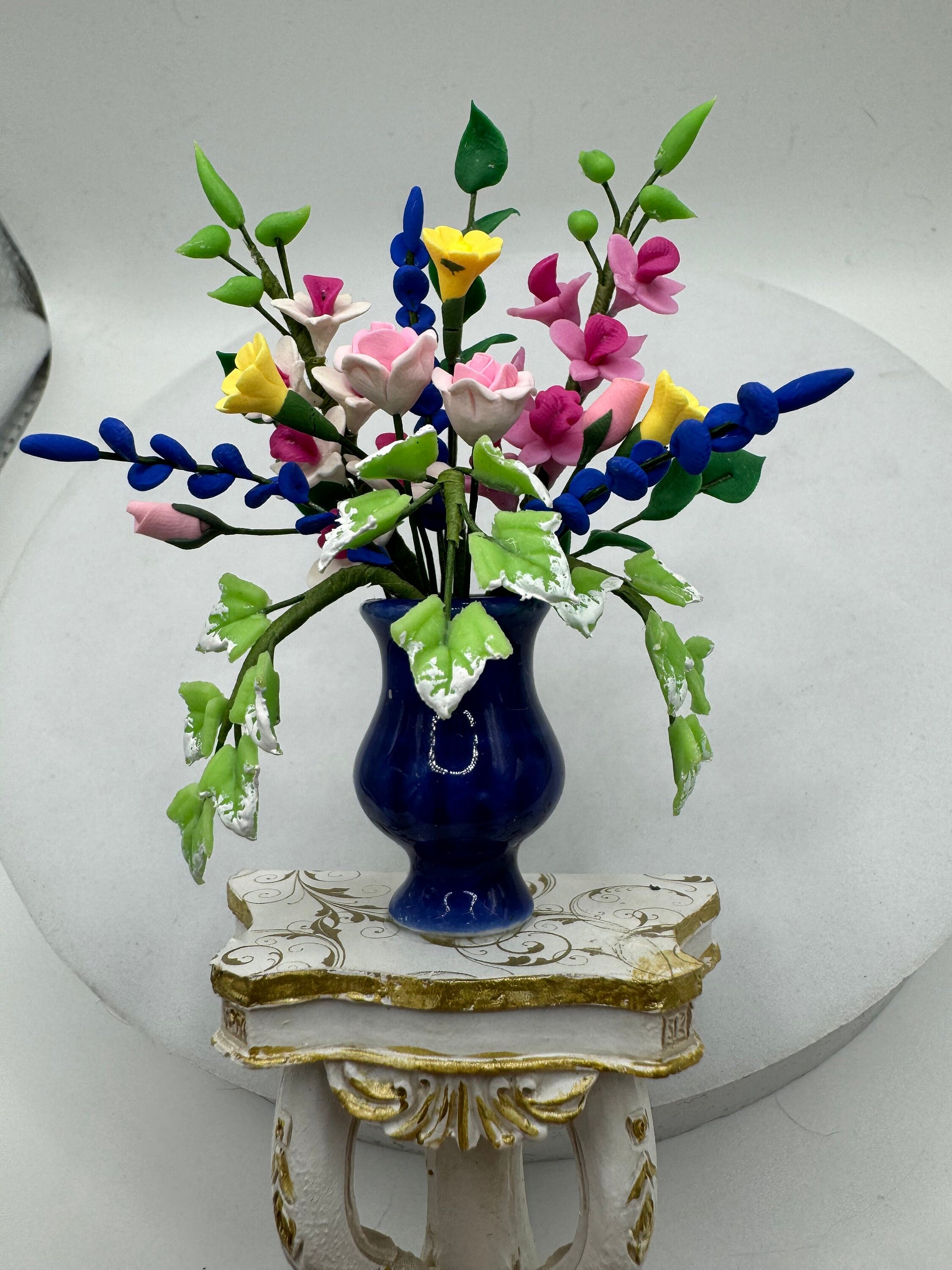 Dolls House Miniatures - 1/12th Ornate Side Pedestal Table with flowers (2 colours)