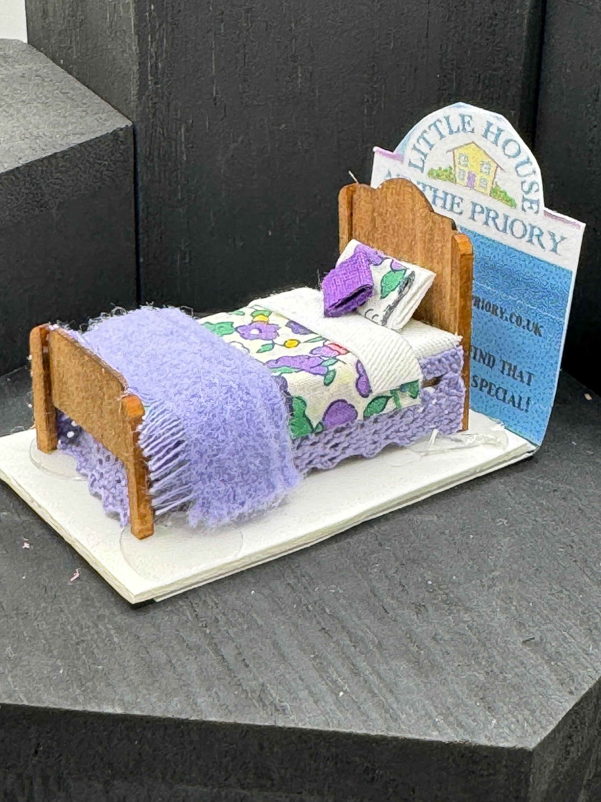 Dolls House Miniatures - Hand Made Single Bed (1/48th / 1:48 / Quarter Scale )