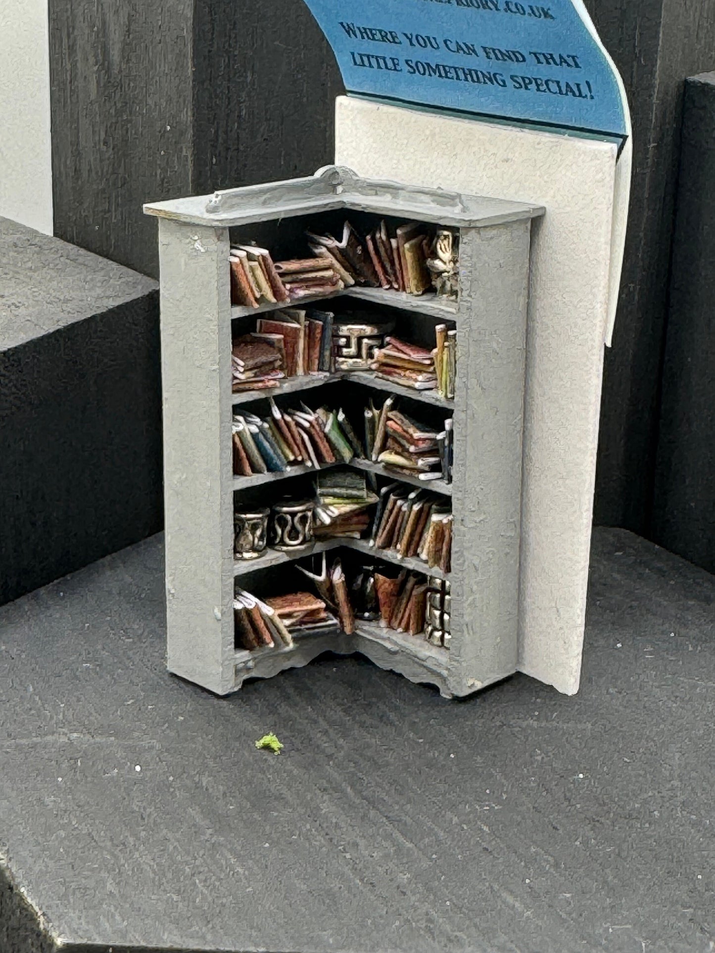 DOLLS HOUSE MINIATURES - 1/48 - 1:48 - 1/4" - Quarter Inch Scale - Corner Bookcase