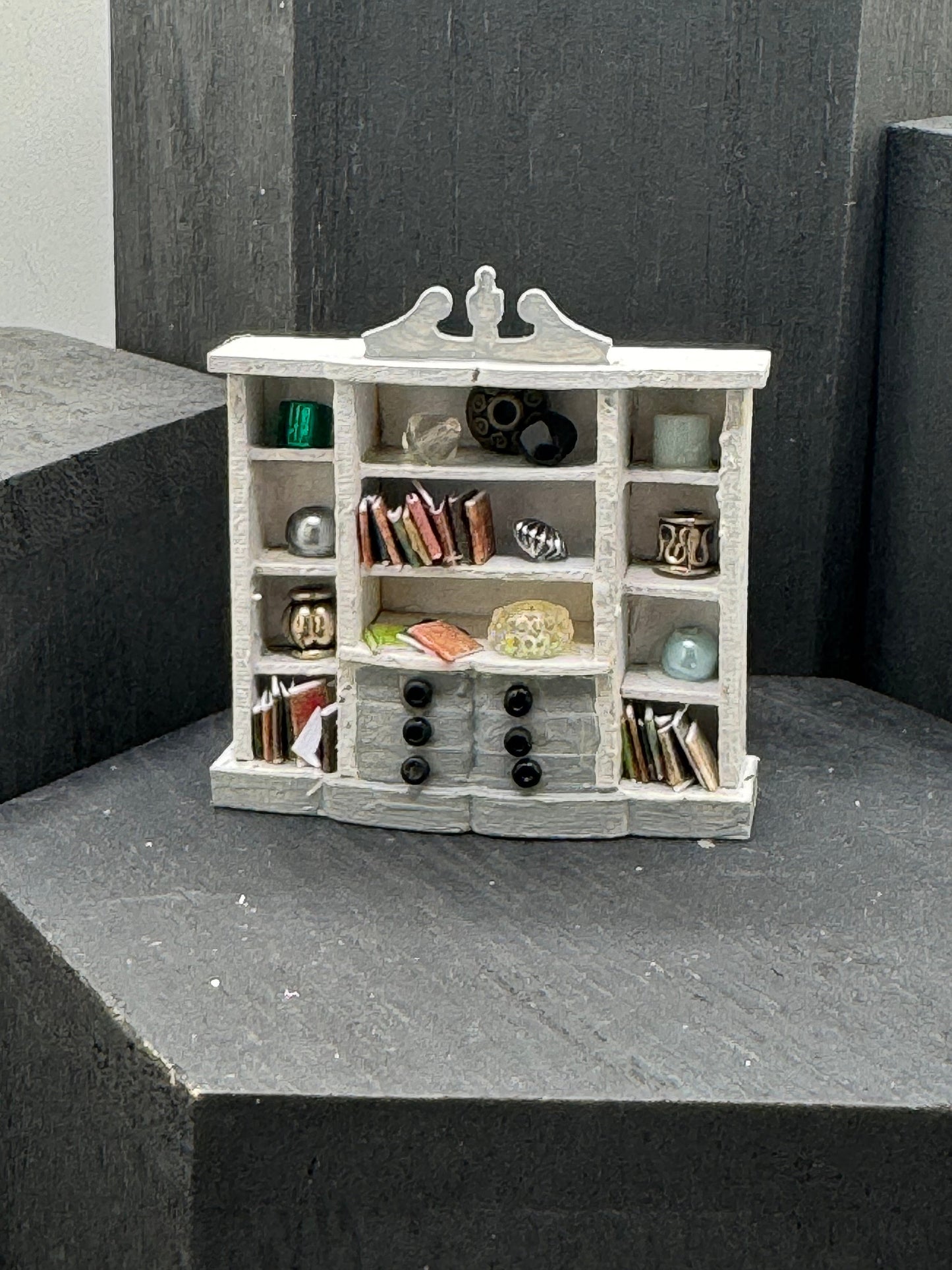 DOLLS HOUSE MINIATURES - 1/48 - 1:48 - 1/4" - Quarter Inch Scale - Bookcase / Display Cabinet