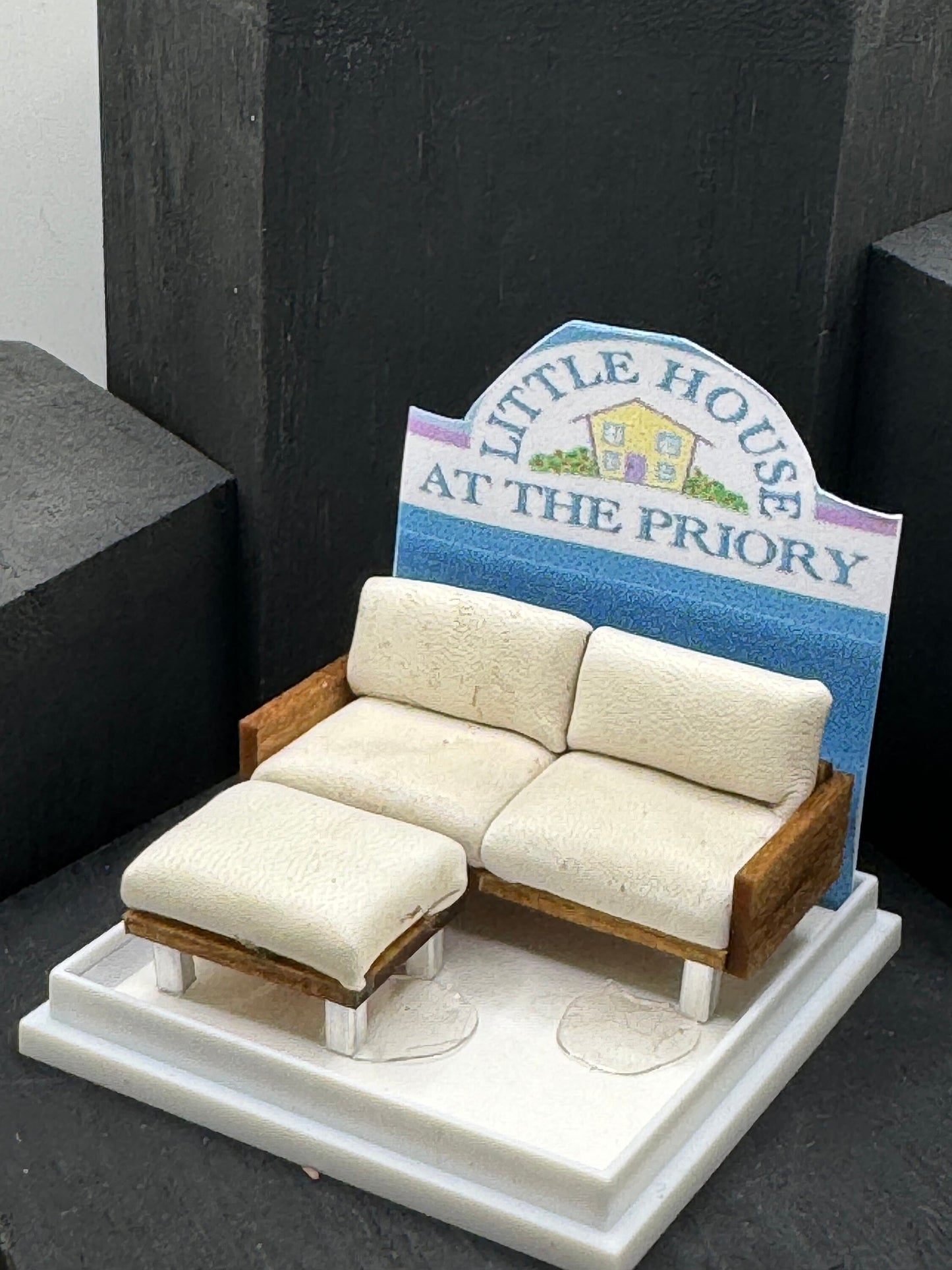 DOLLS HOUSE MINIATURES - 1/48 - 1:48 - 1/4" - Quarter Inch Scale - Contemporary Sofa