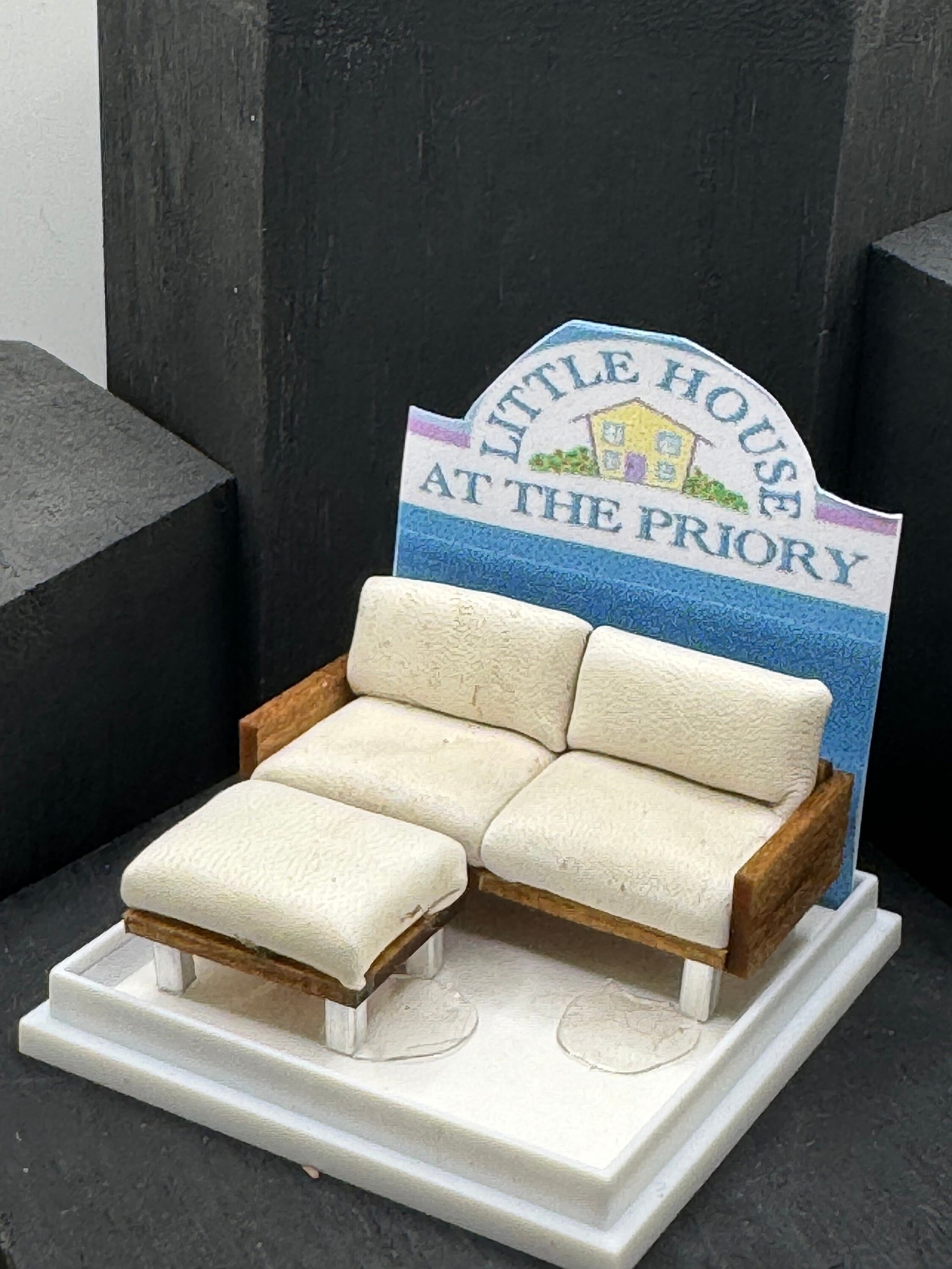 DOLLS HOUSE MINIATURES - 1/48 - 1:48 - 1/4" - Quarter Inch Scale - Contemporary Sofa