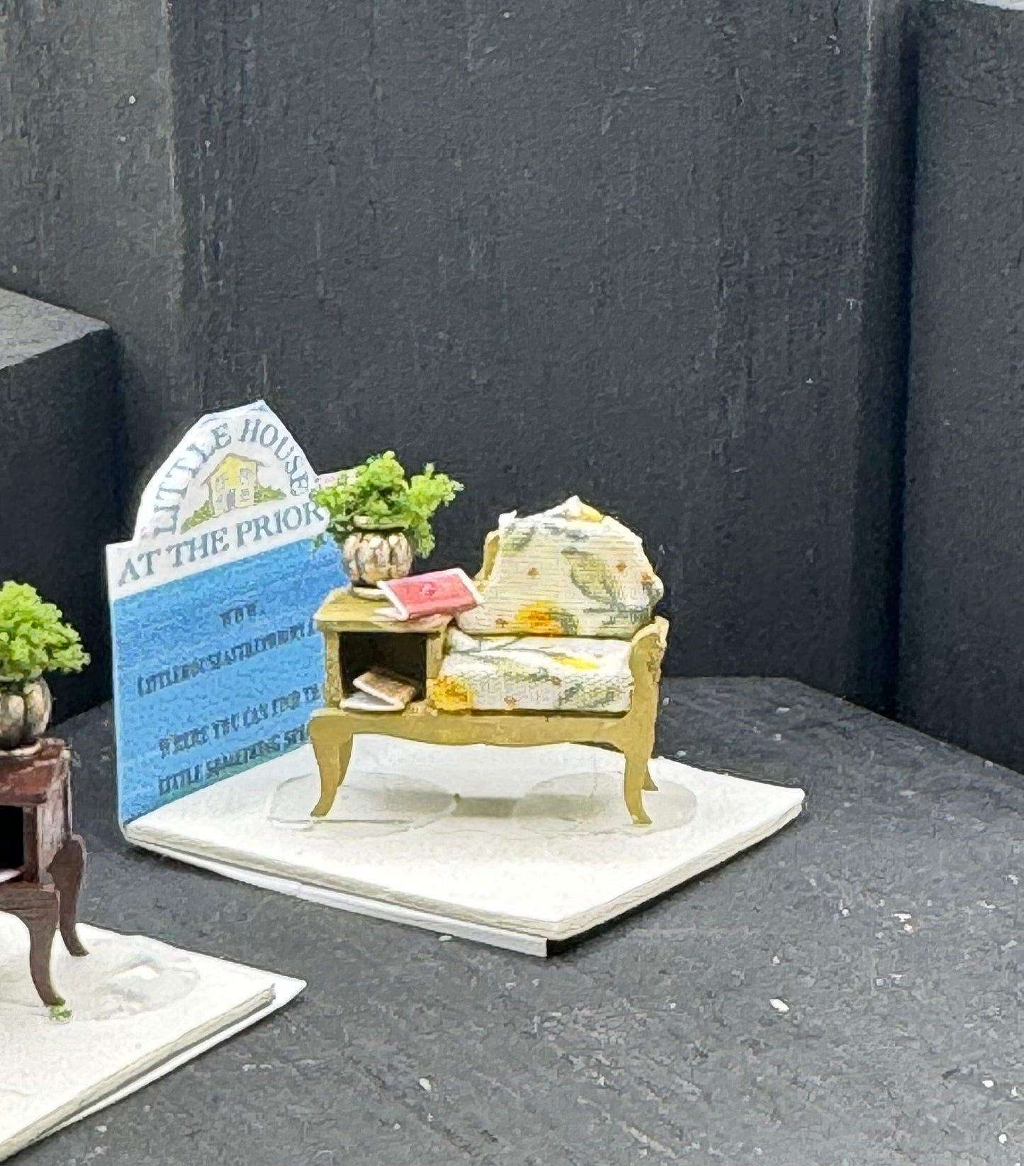 Dolls House  1/48th Telephone Seat x1