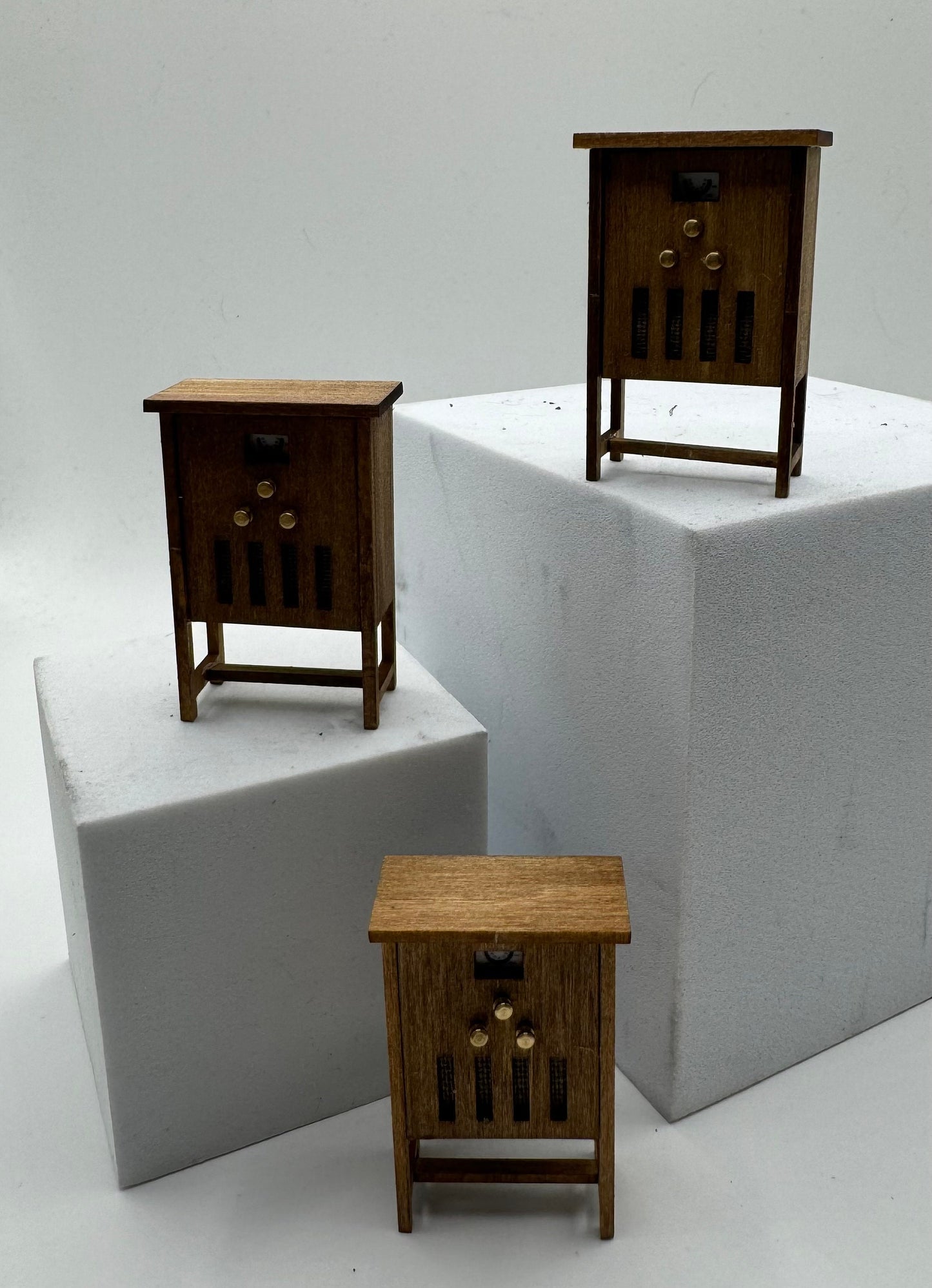 Dolls House Miniatures - 1/24th / 1:24 / Quarter Inch Scale vintage console radio x1